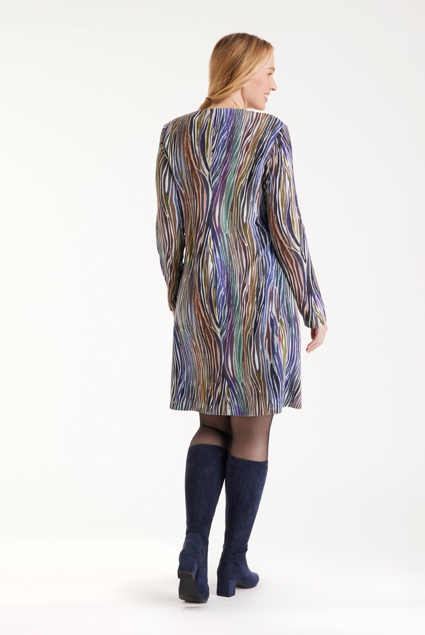 Kurzes Kleid ARAPA mit V-Ausschnitt, langen Armen und mehrfarbigem Muster in Blau- und Violetttönen