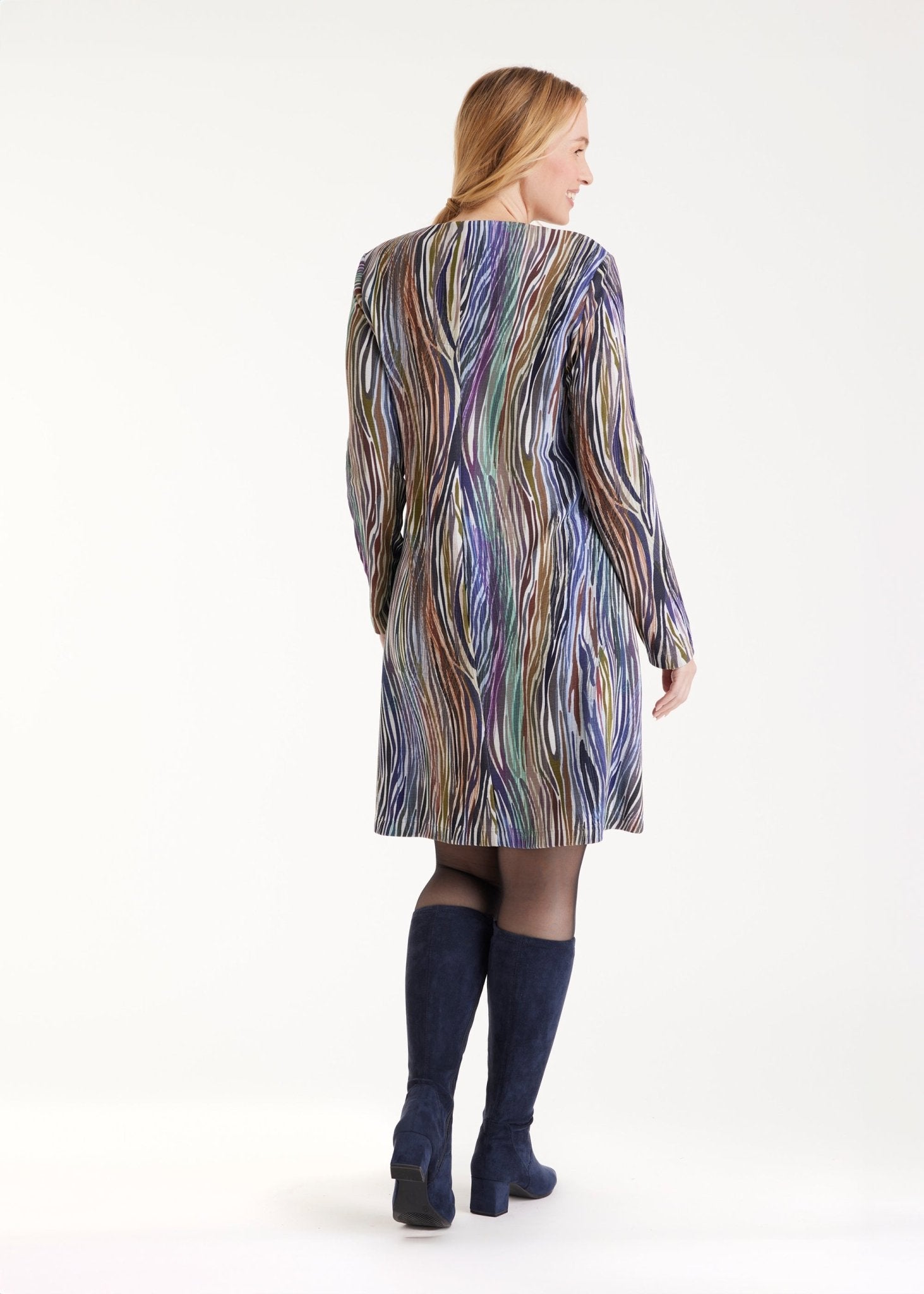 Kurzes Kleid ARAPA mit V-Ausschnitt, langen Armen und mehrfarbigem Muster in Blau- und Violetttönen