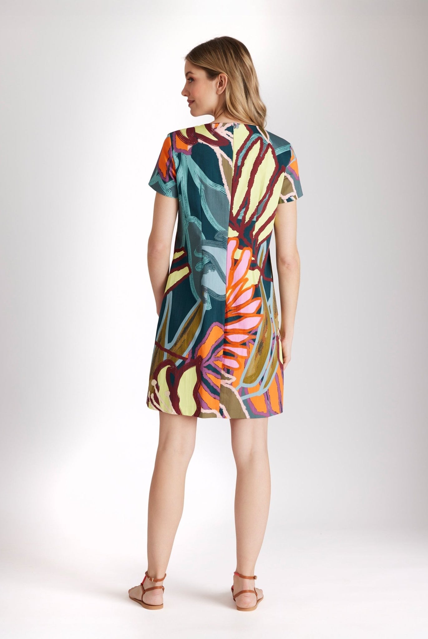 Kurzes Kleid DEFADO mit Rundhalsausschnitt, kurzen Ärmeln, A-Linien-Form und mehrfarbigem, floralem Print