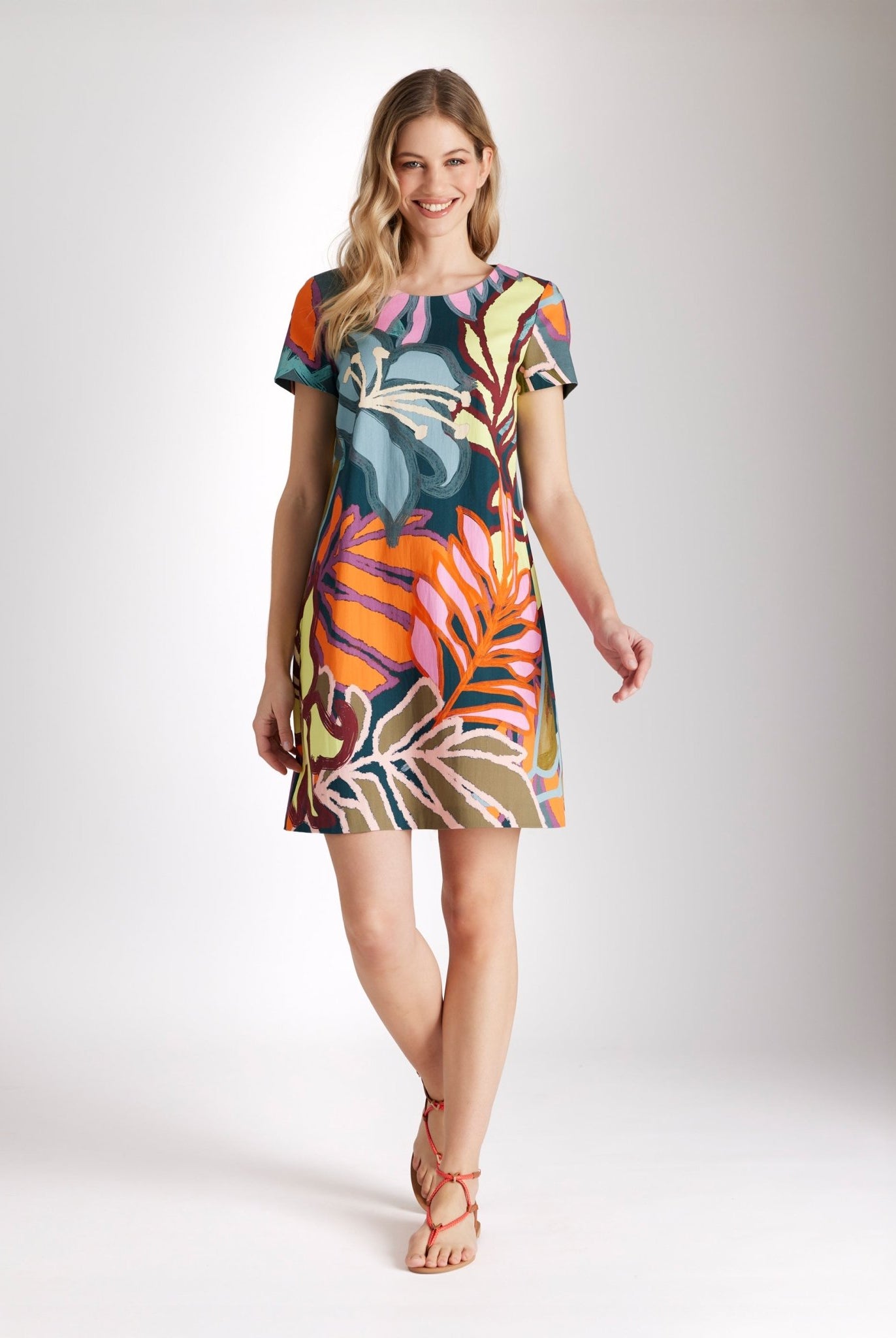 Kurzes Kleid DEFADO mit Rundhalsausschnitt, kurzen Ärmeln, A-Linien-Form und mehrfarbigem, floralem Print