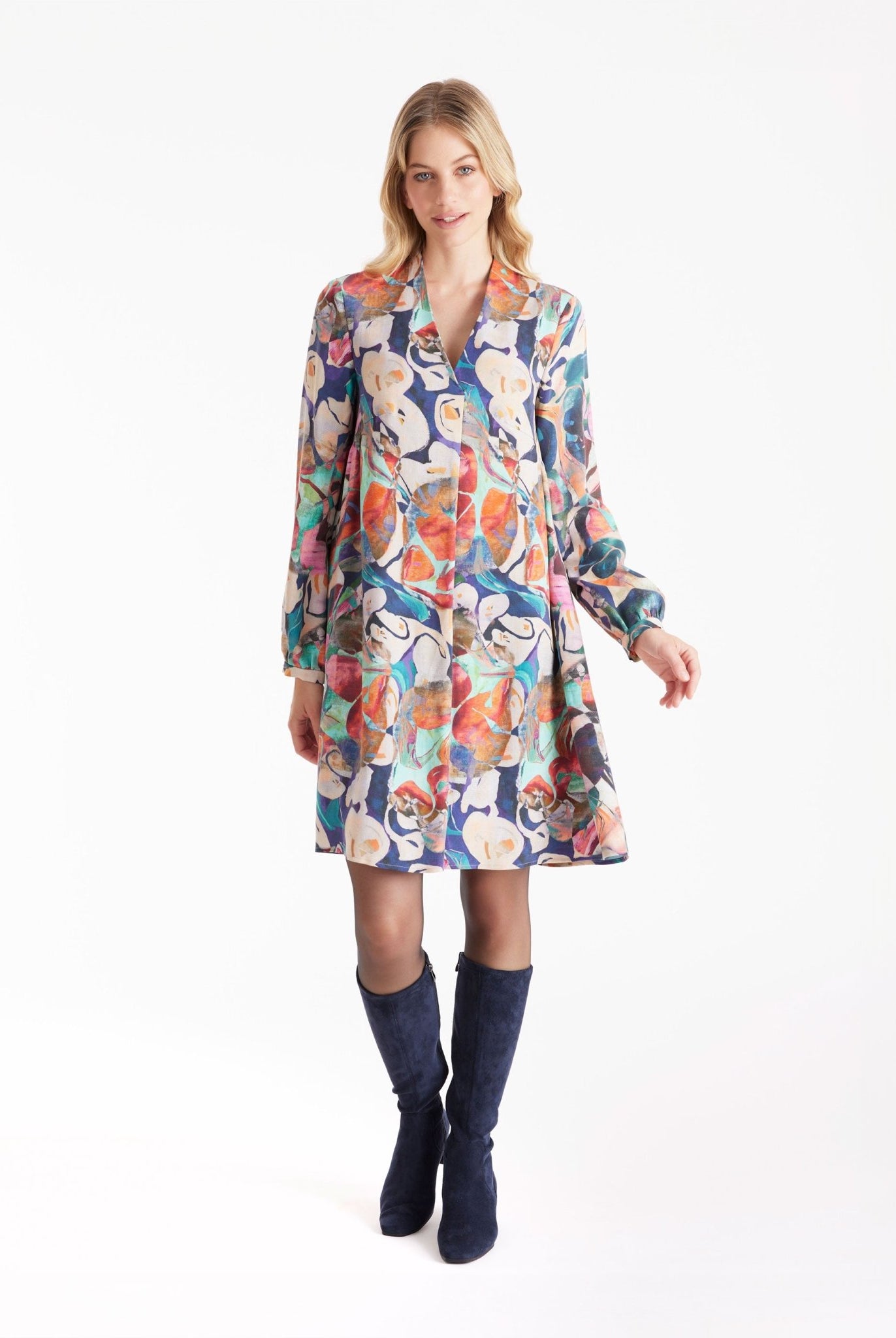 Kurzes Kleid DYRA mit V-Ausschnitt, langen Armen und mehrfarbigem, abstraktem Blumenmuster