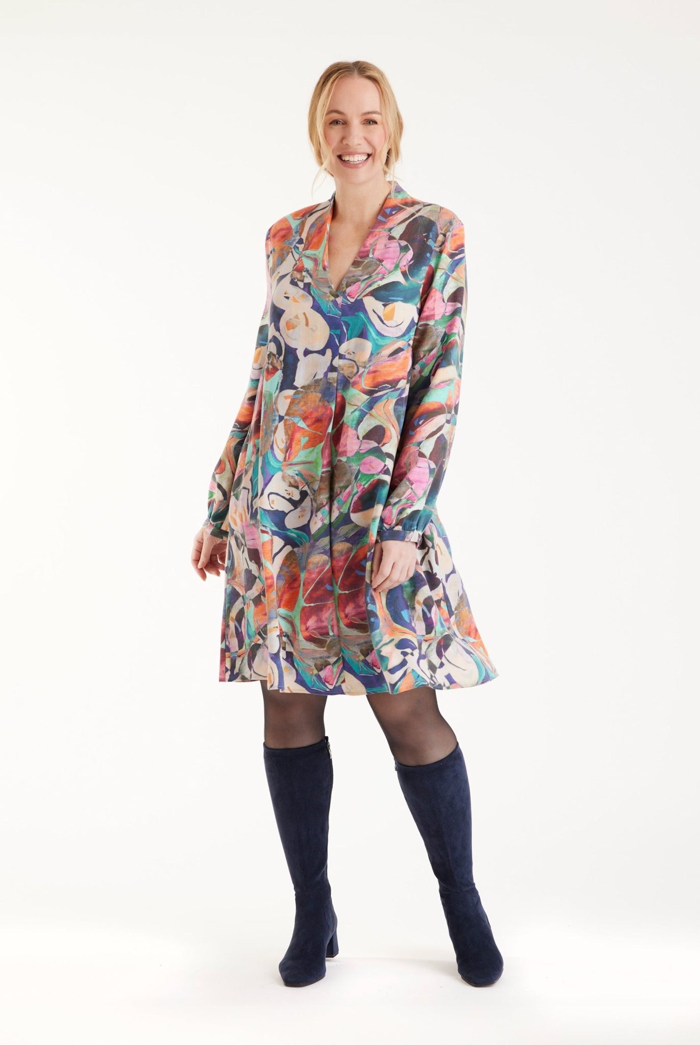 Kurzes Kleid DYRA mit V-Ausschnitt, langen Armen und mehrfarbigem, abstraktem Blumenmuster
