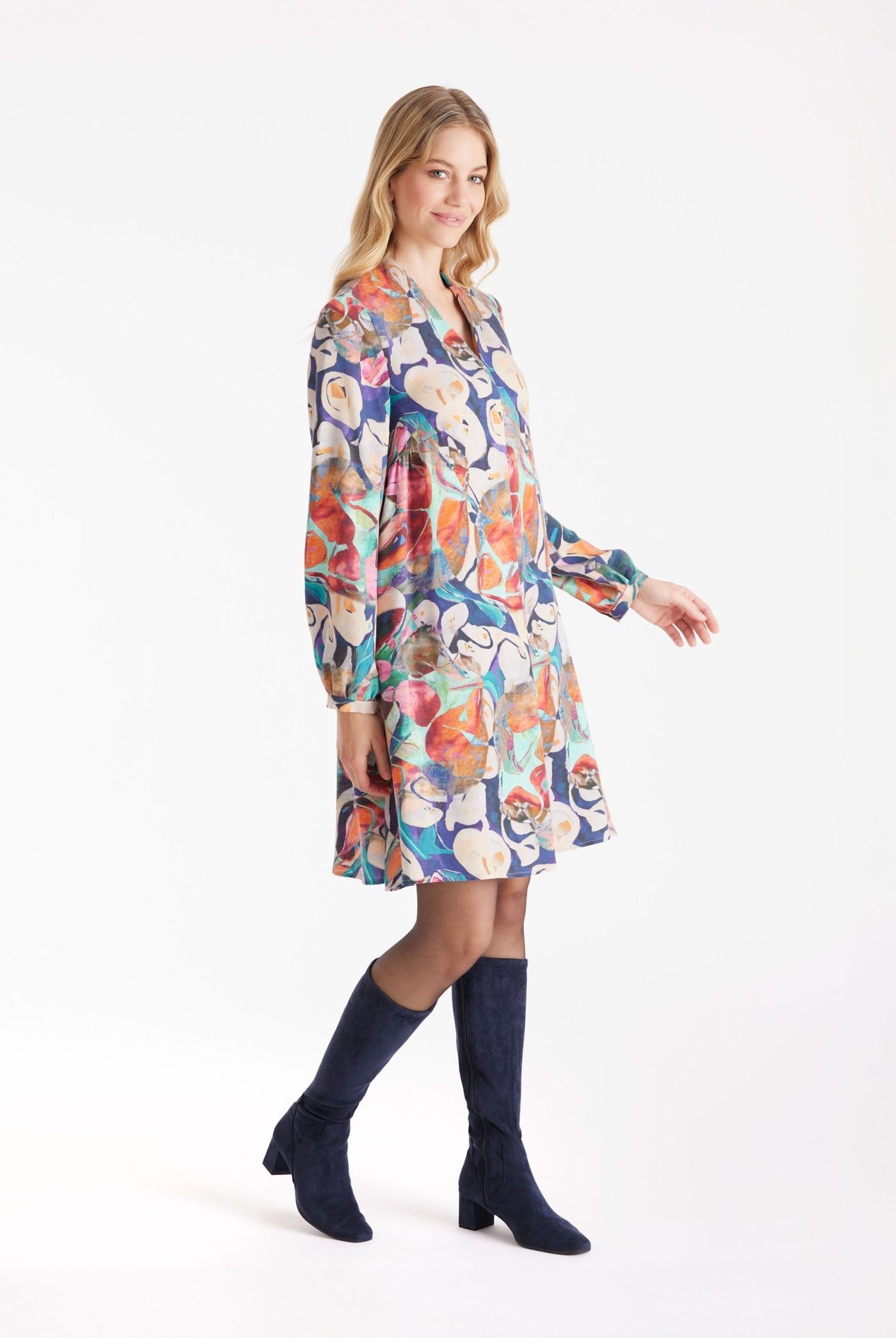 Kurzes Kleid DYRA mit V-Ausschnitt, langen Armen und mehrfarbigem, abstraktem Blumenmuster