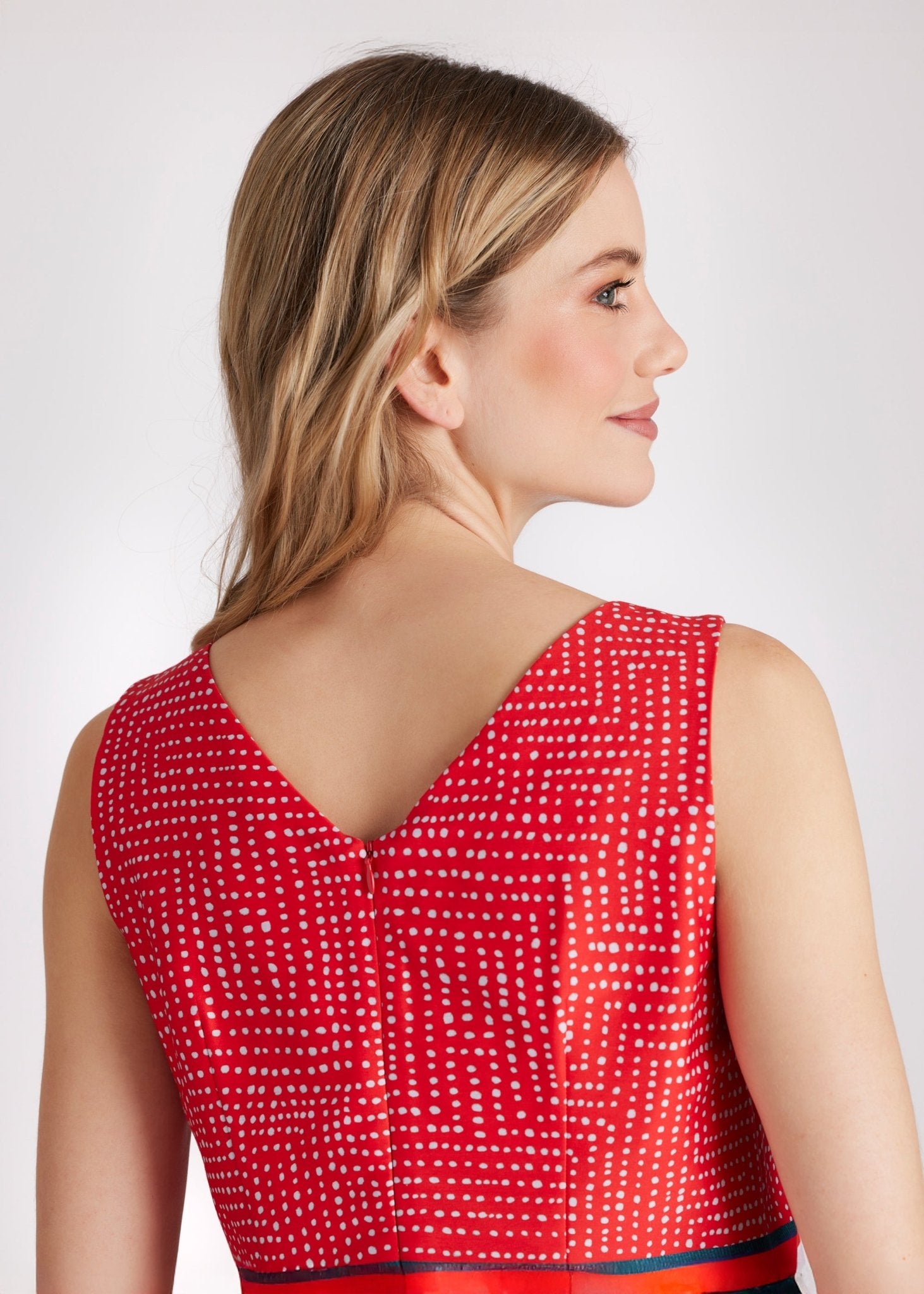 Kurzes, ärmelloses Kleid FADUNA mit A-Linien-Form, Karee-Ausschnitt und rotem Muster