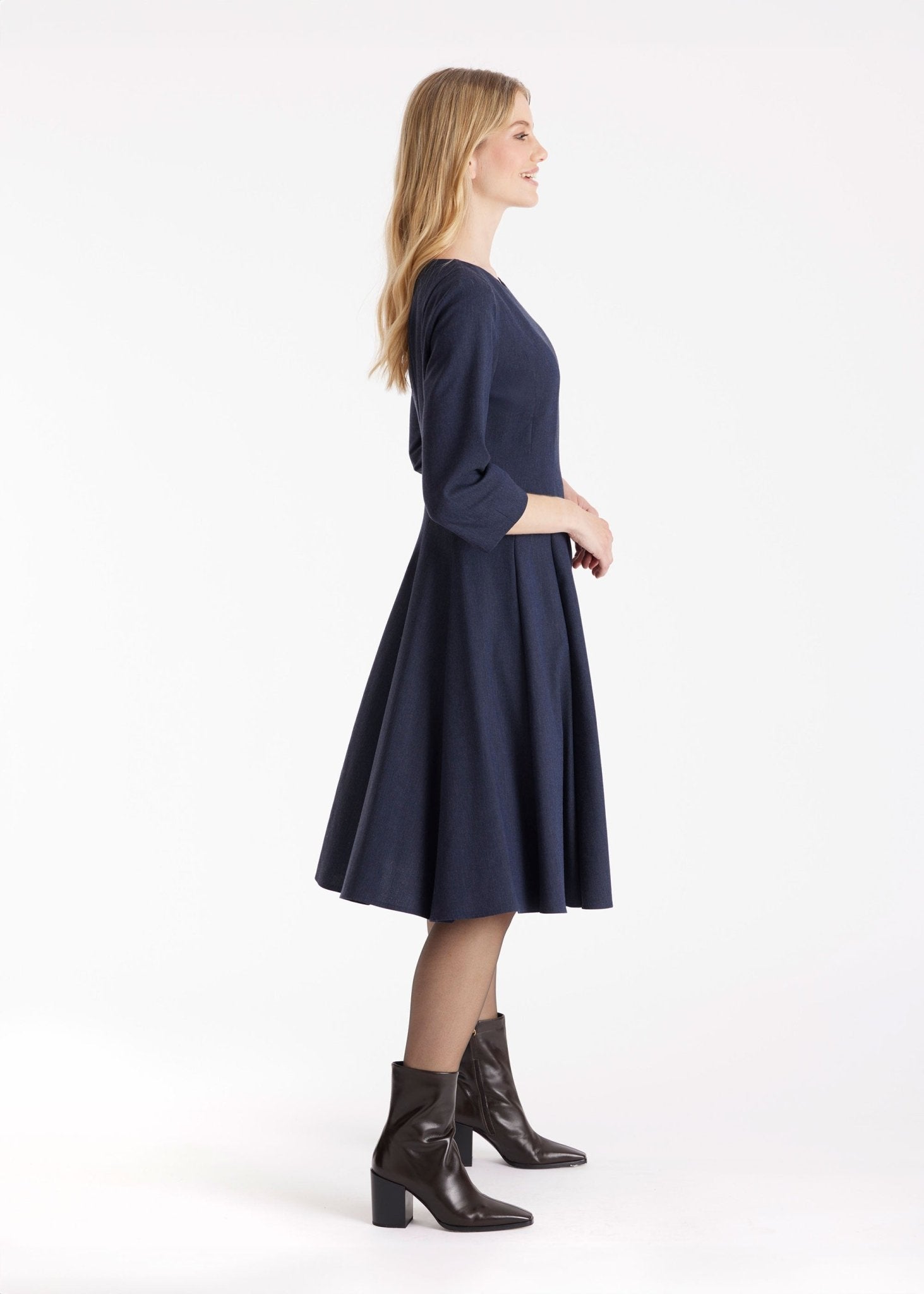 Knielanges Kleid IBIZZA mit Rundhals, 3/4-Ärmeln und weitem Faltenrock in Dunkelblau