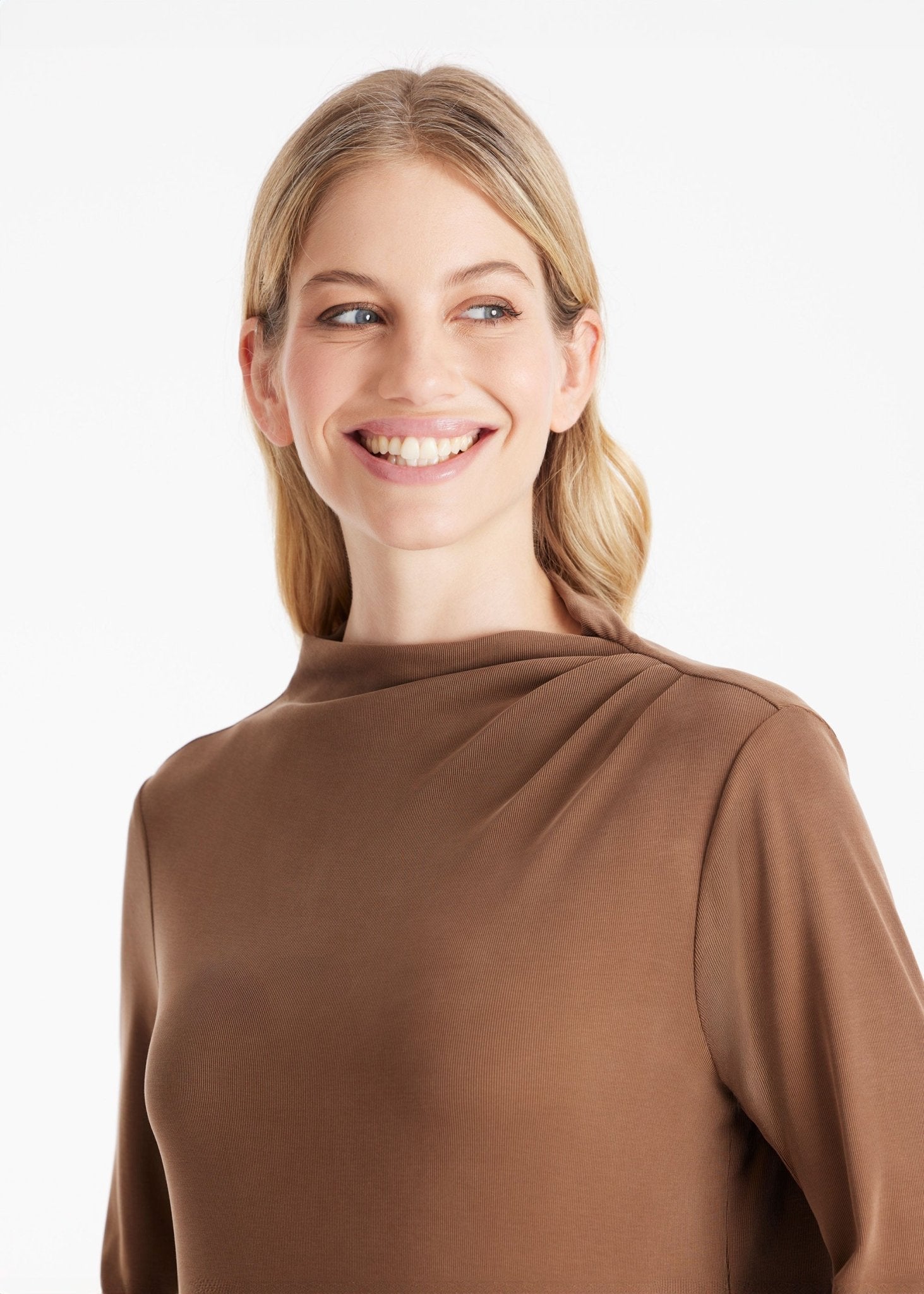 Kurzes Kleid MUDRESSE mit hohem Kragen und langen Armen in Braun