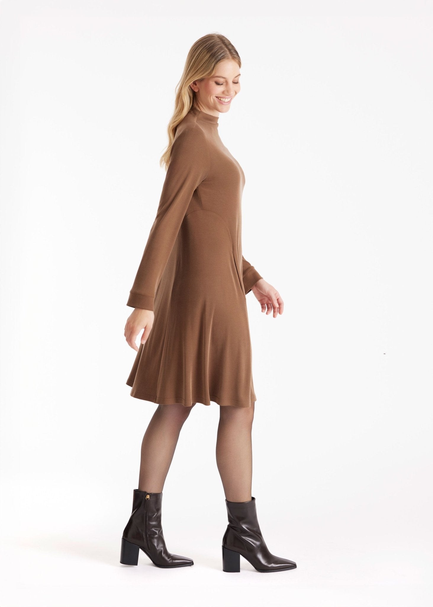 Kurzes Kleid MUDRESSE mit hohem Kragen und langen Armen in Braun