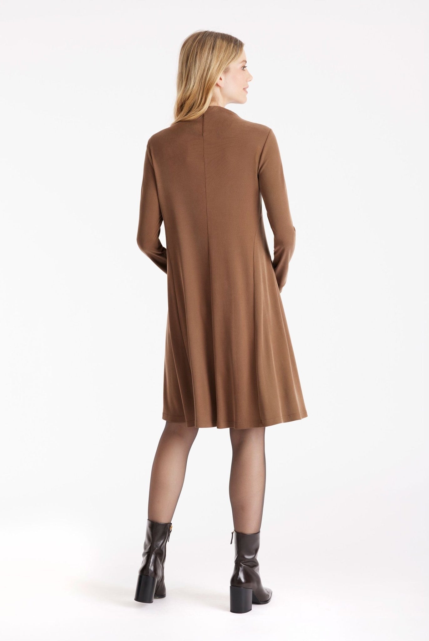 Kurzes Kleid MUDRESSE mit hohem Kragen und langen Armen in Braun
