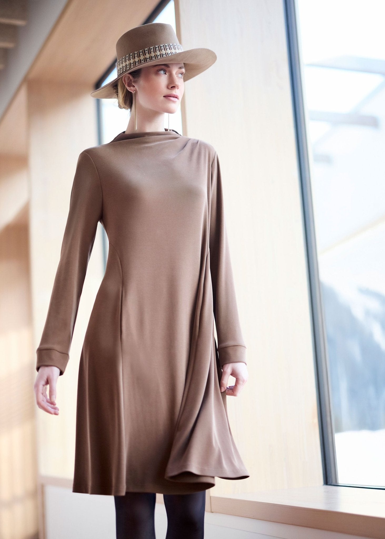 Kurzes Kleid MUDRESSE mit hohem Kragen und langen Armen in Braun