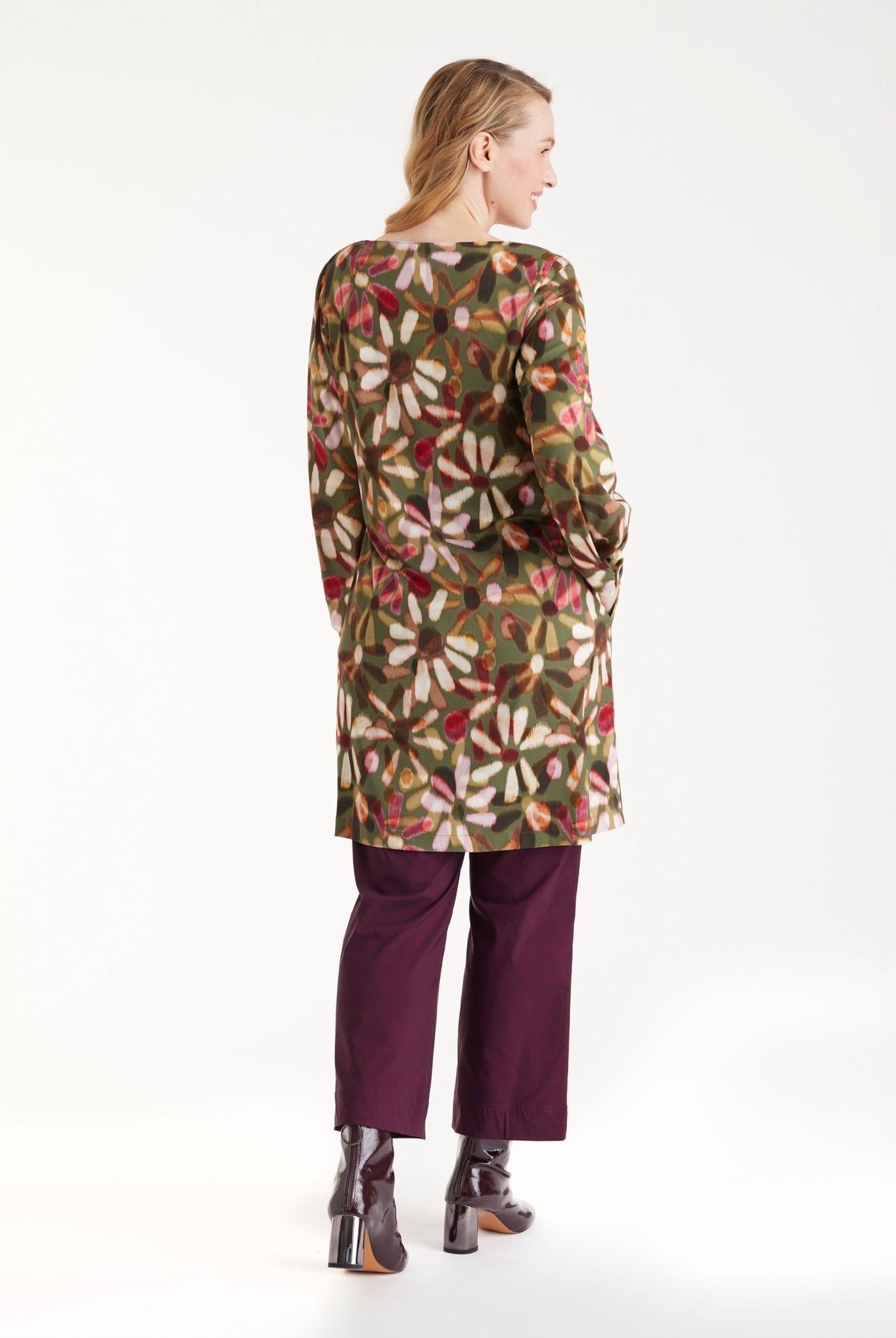 Kurzes Kleid NABYLIA mit U-Boot-Ausschnitt, langen Armen und mehrfarbigem Blumenmuster