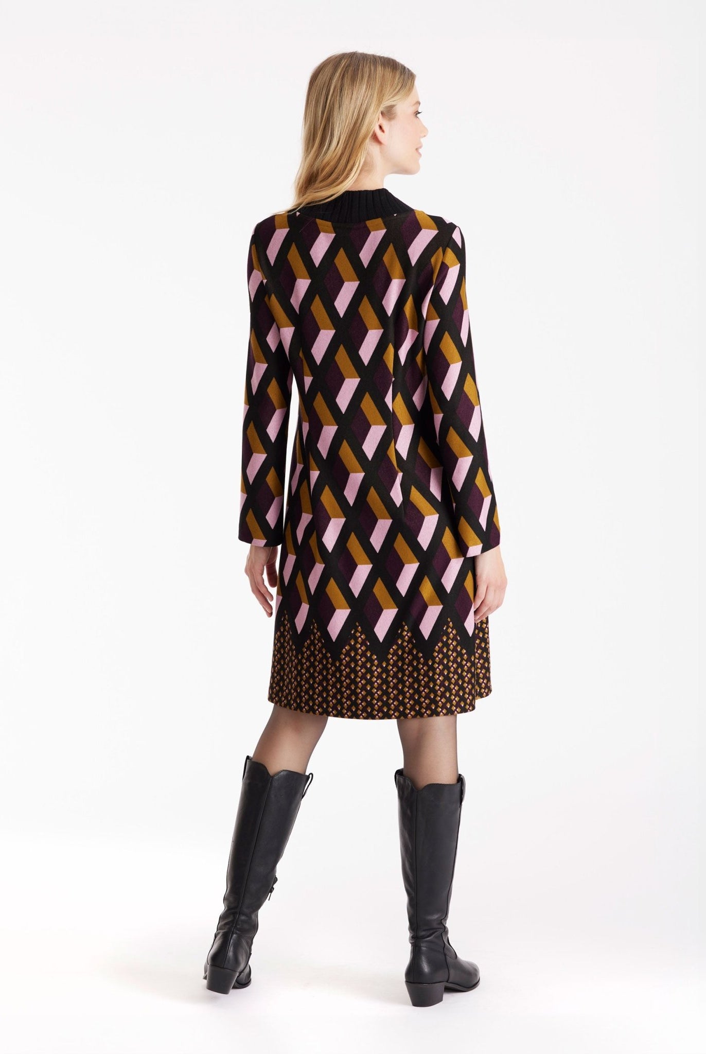 Kurzes Kleid QUBICON mit Stehkragen, langen Armen und geometrischem Muster in Dunkelrot