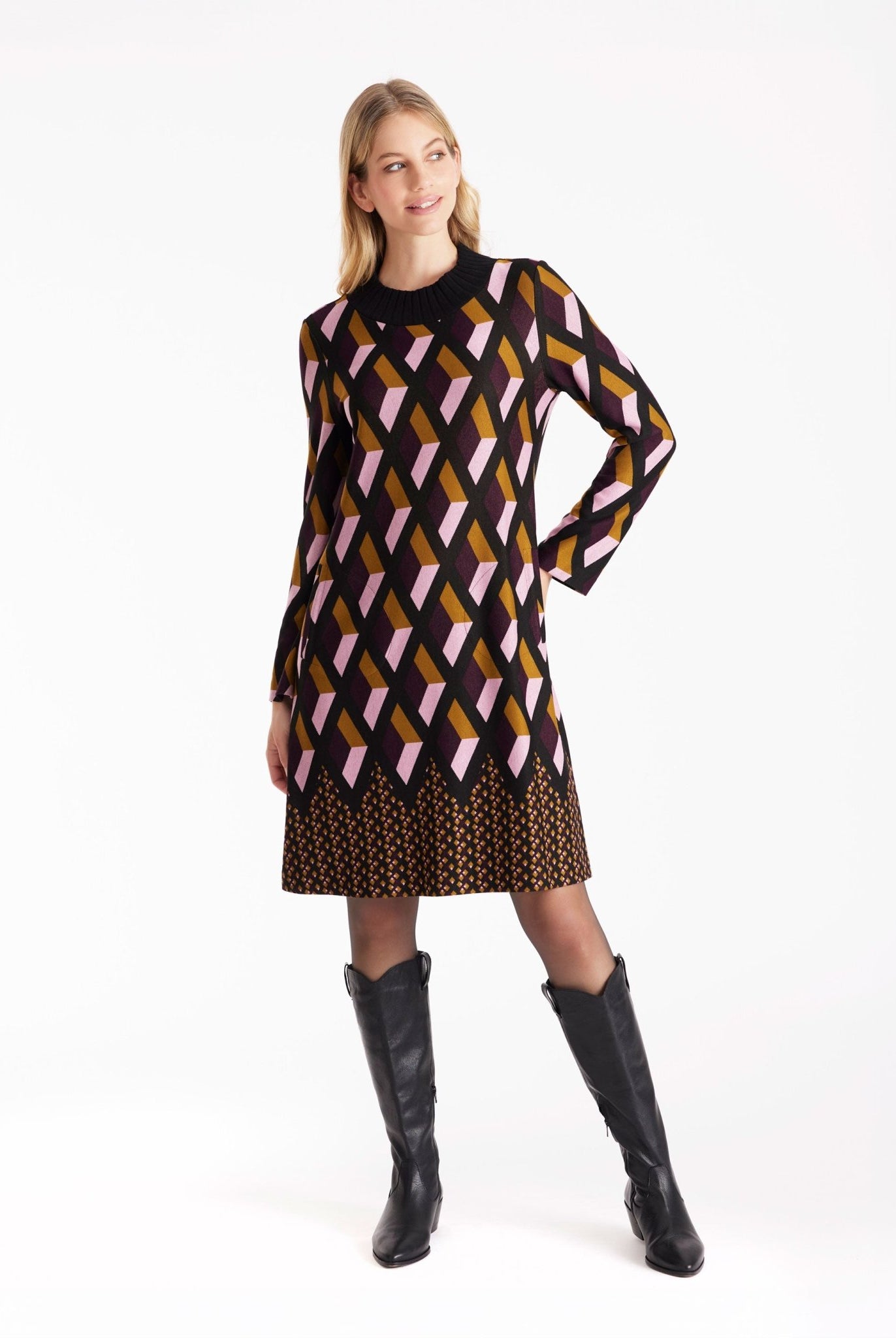 Kurzes Kleid QUBICON mit Stehkragen, langen Armen und geometrischem Muster in Dunkelrot