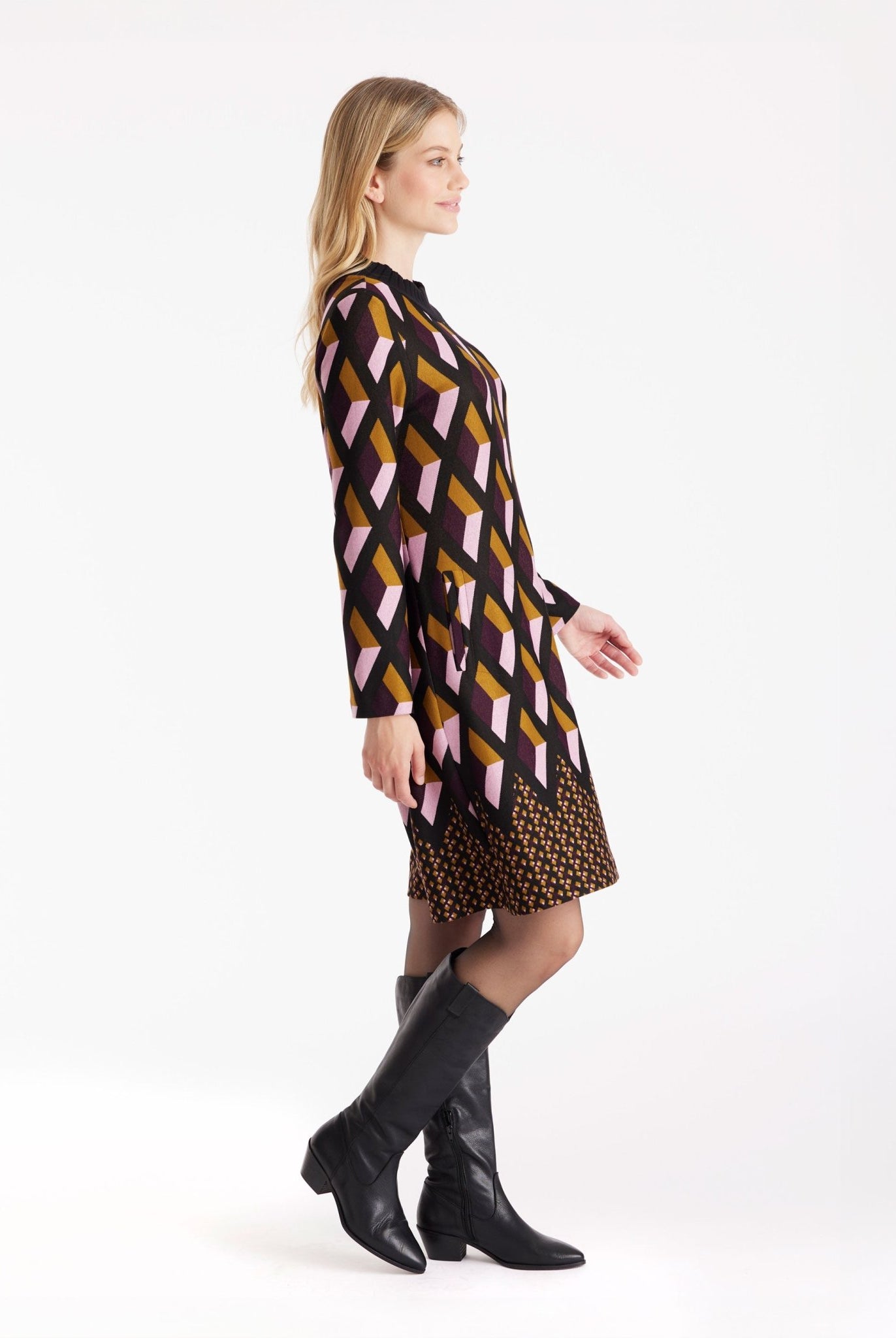 Kurzes Kleid QUBICON mit Stehkragen, langen Armen und geometrischem Muster in Dunkelrot