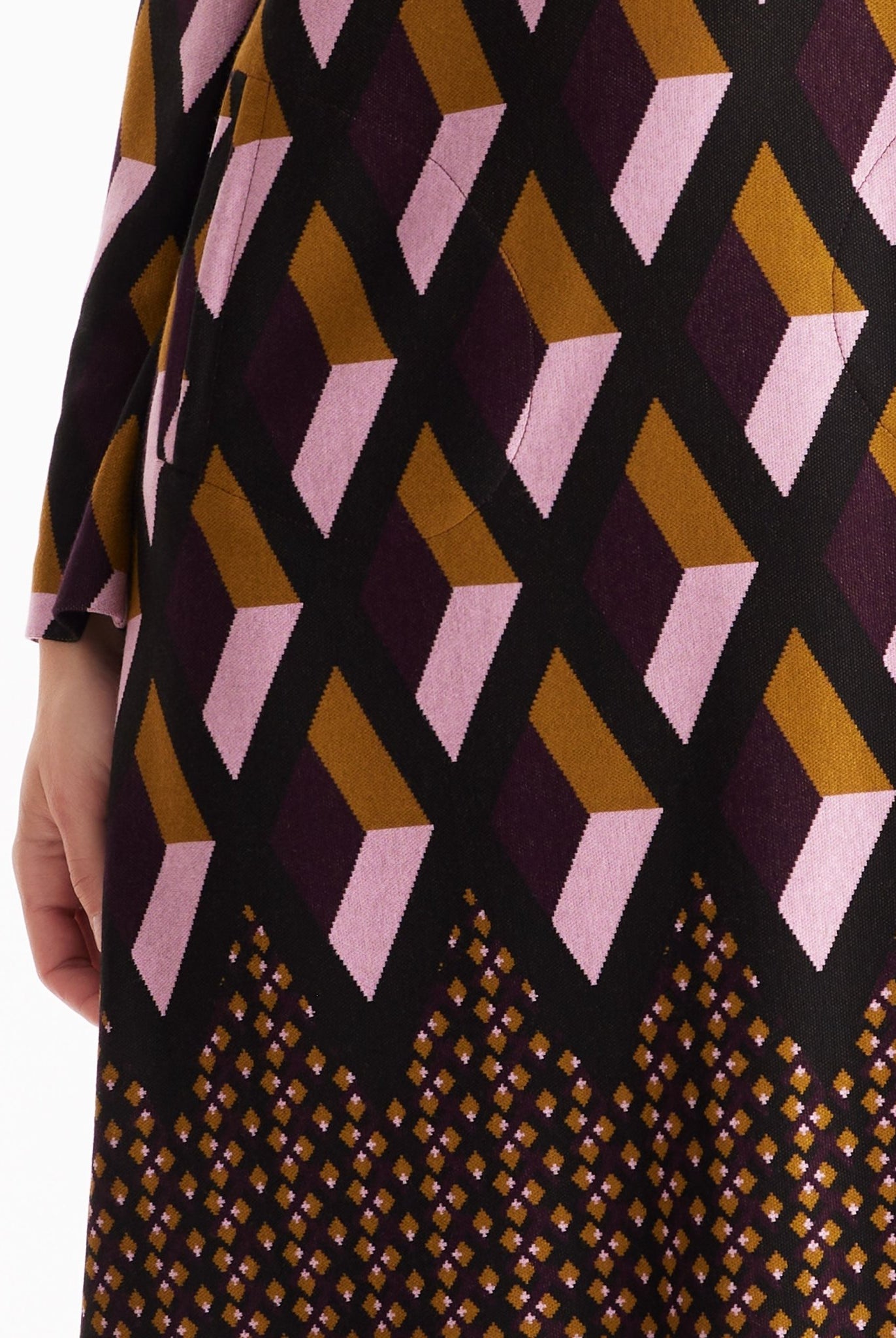 Kurzes Kleid QUBICON mit Stehkragen, langen Armen und geometrischem Muster in Dunkelrot