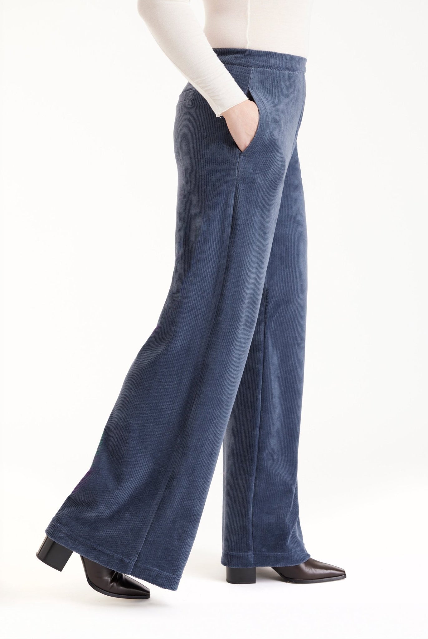 Hose WACORHO aus Cord mit lockerem Bein und Eingrifftaschen in Blau