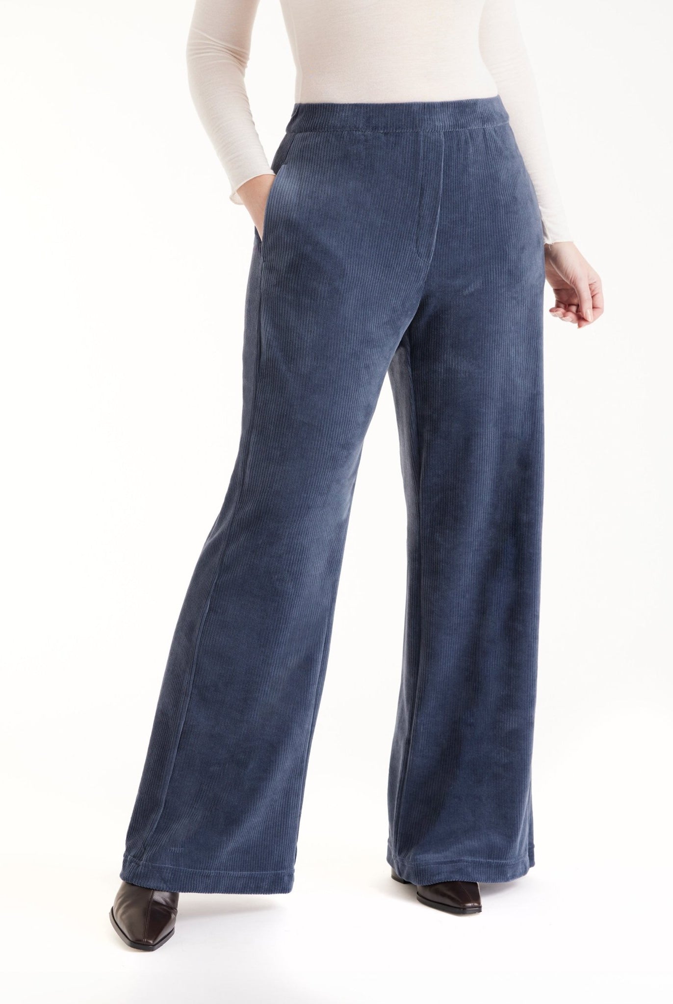 Hose WACORHO aus Cord mit lockerem Bein und Eingrifftaschen in Blau