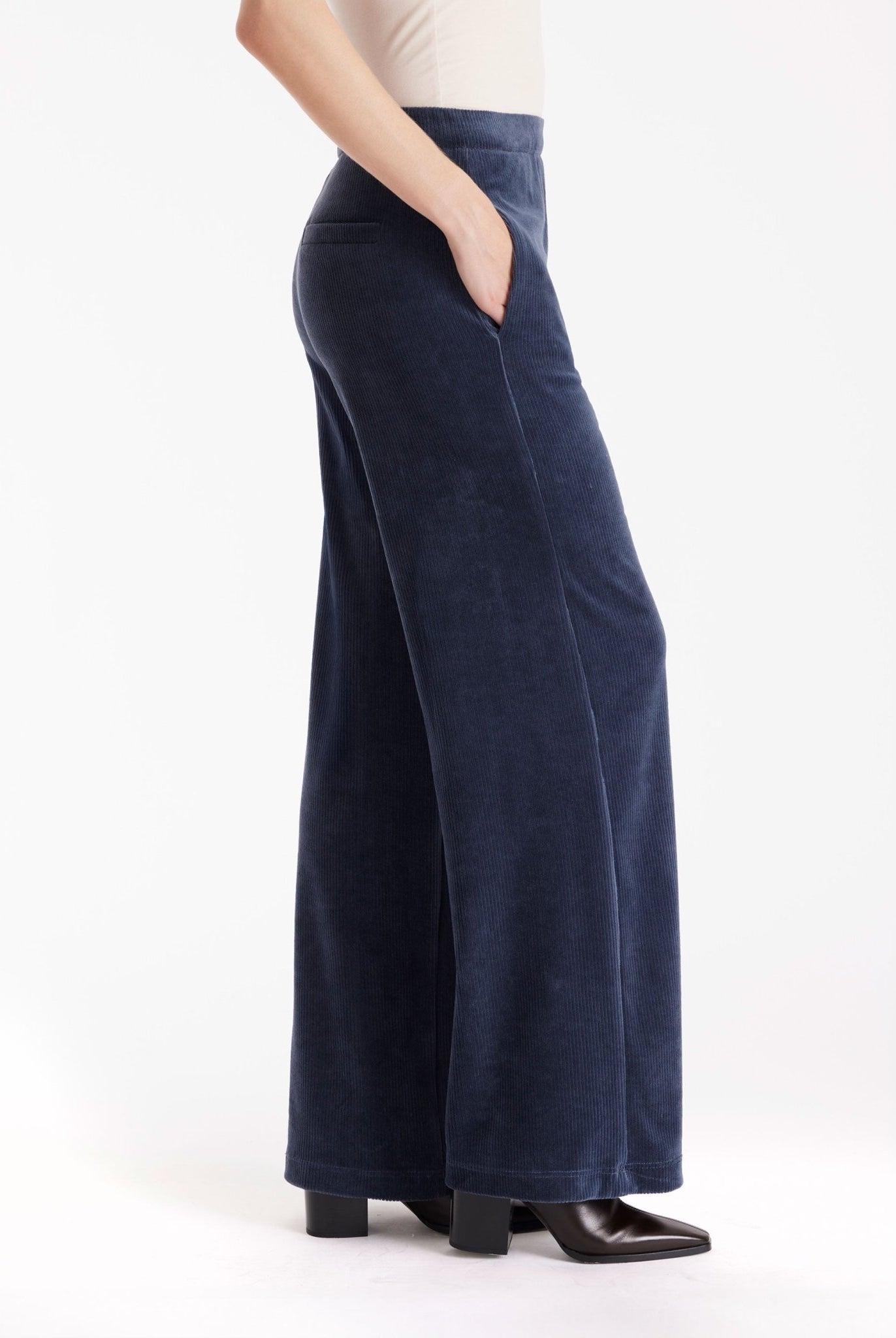 Hose WACORHO aus Cord mit lockerem Bein und Eingrifftaschen in Blau