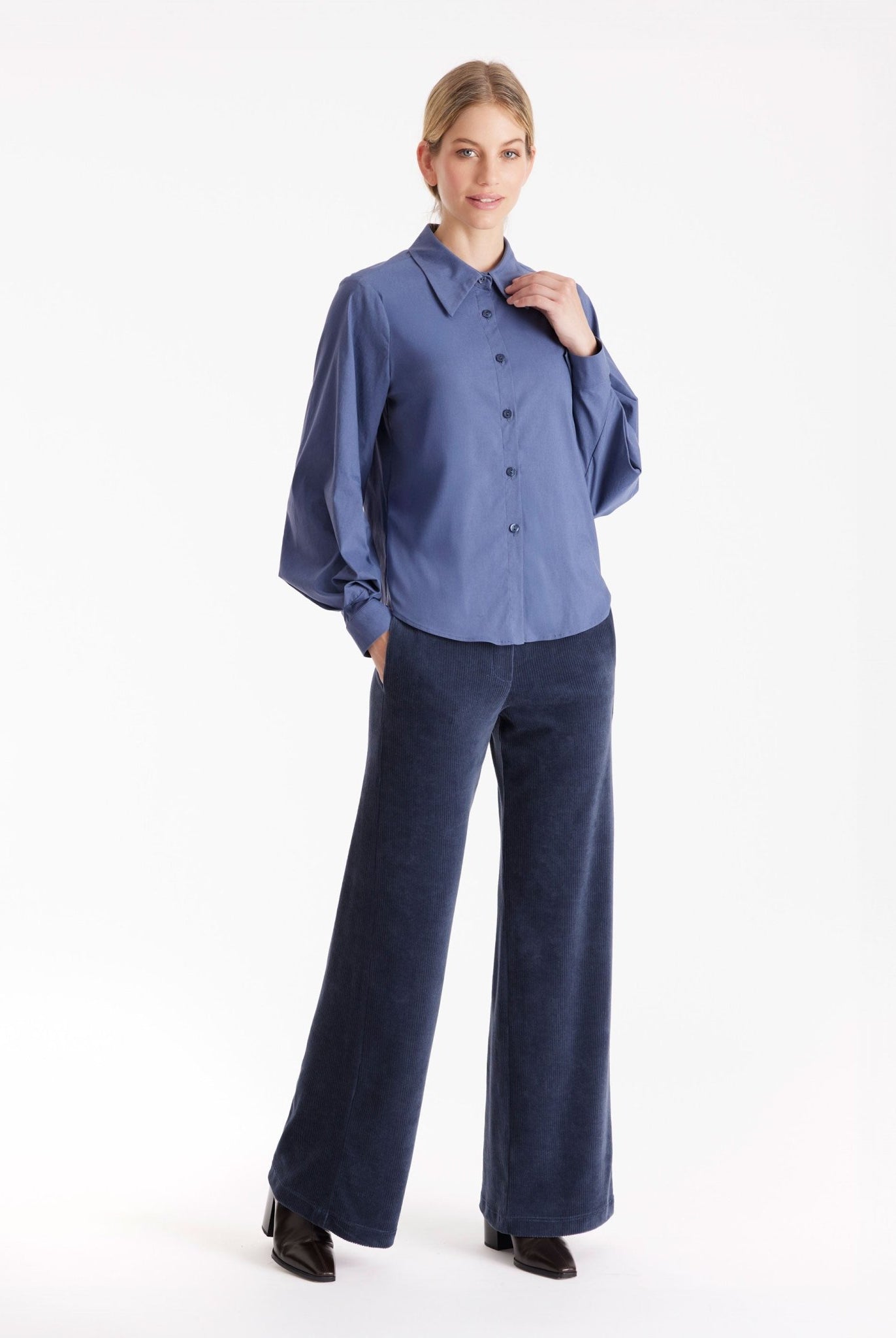 Hose WACORHO aus Cord mit lockerem Bein und Eingrifftaschen in Blau