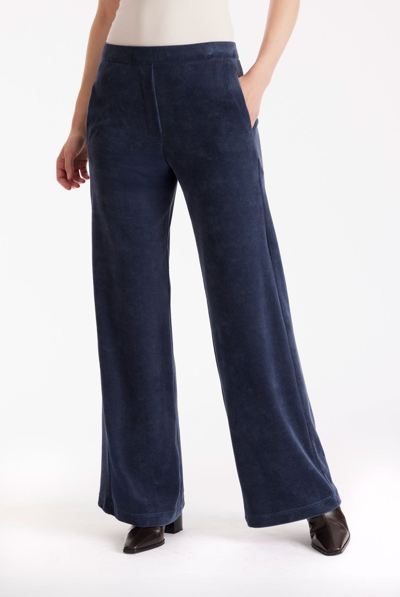 Hose WACORHO aus Cord mit lockerem Bein und Eingrifftaschen in Blau