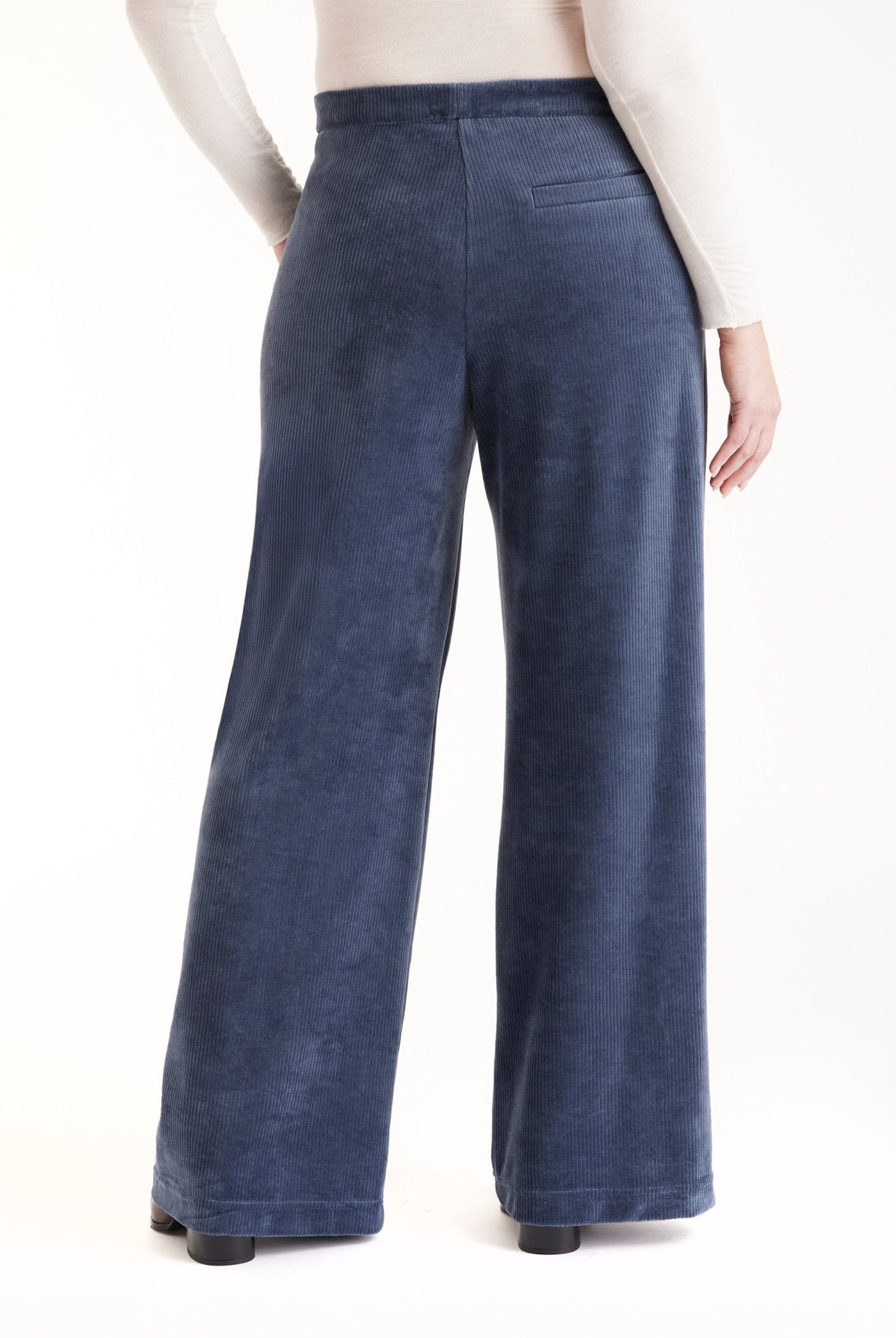 Hose WACORHO aus Cord mit lockerem Bein und Eingrifftaschen in Blau