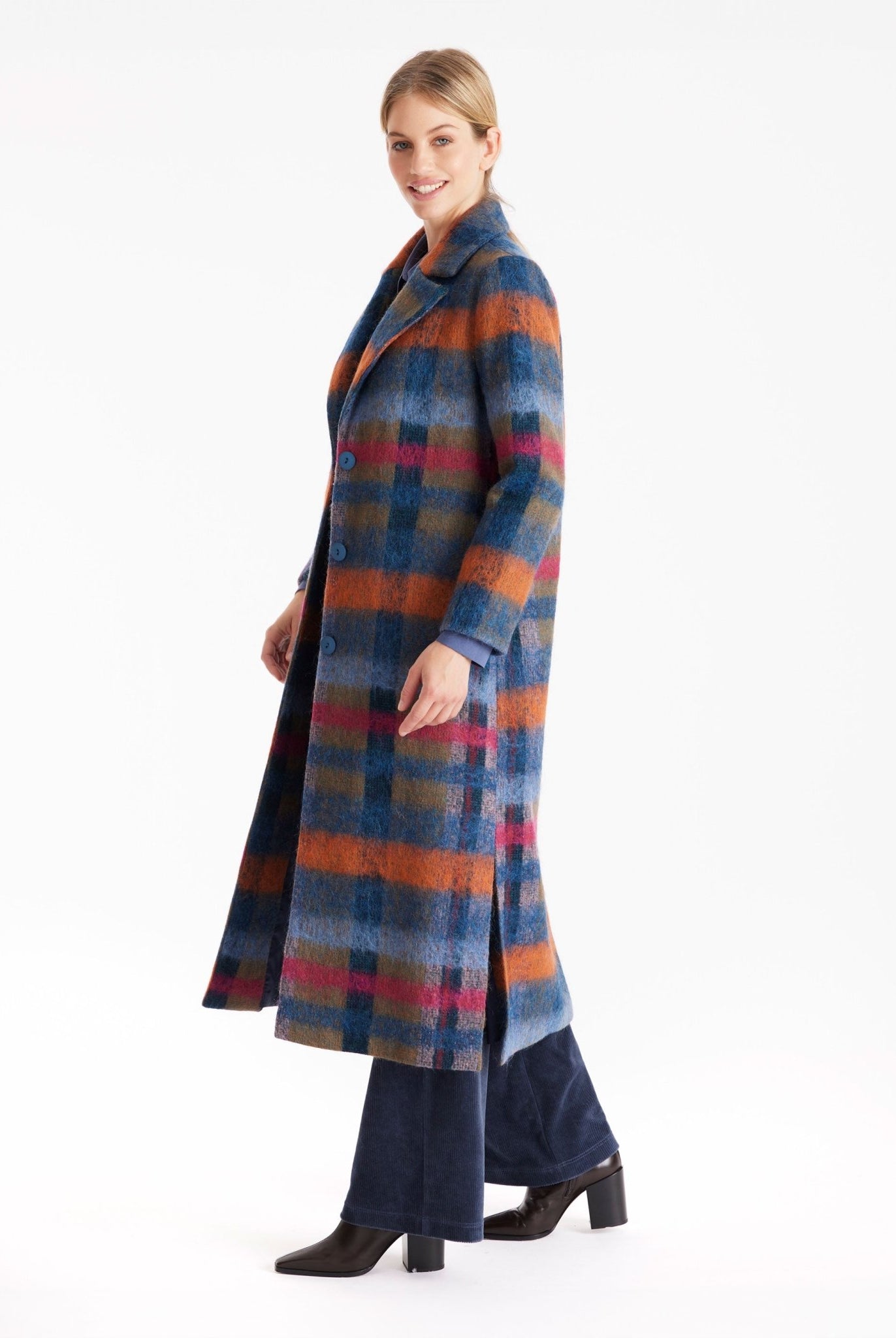 Langer Mantel ZUQUIT mit Revers, Knopfleiste und Karomuster in Blau, Orange und Pink