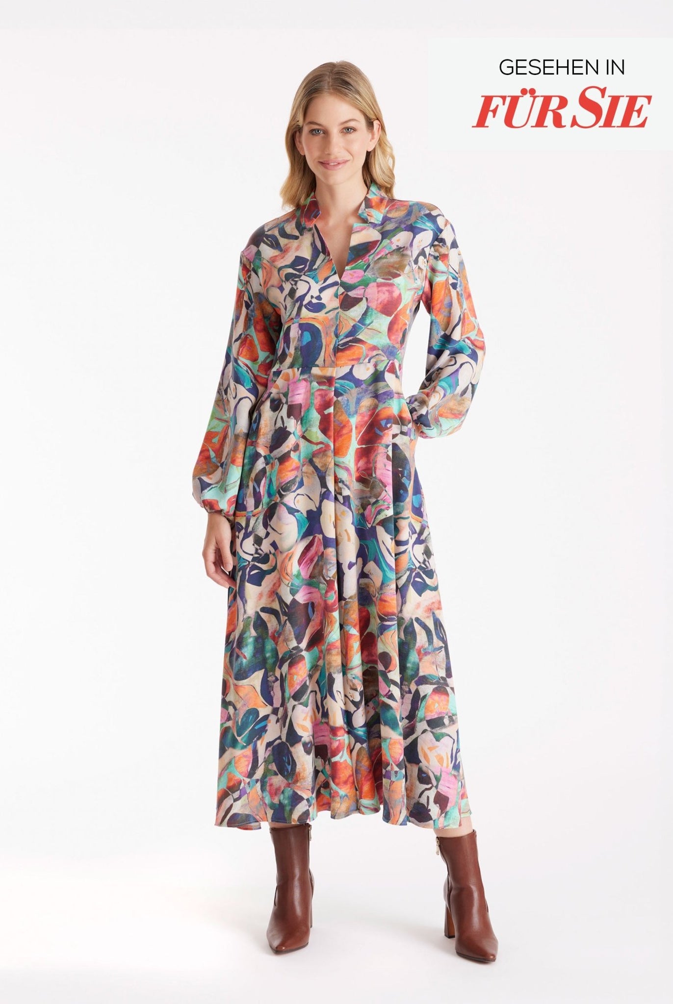 Langes Kleid DYOTI mit langen, weiten Armen, V-Ausschnitt und mehrfarbigem Muster