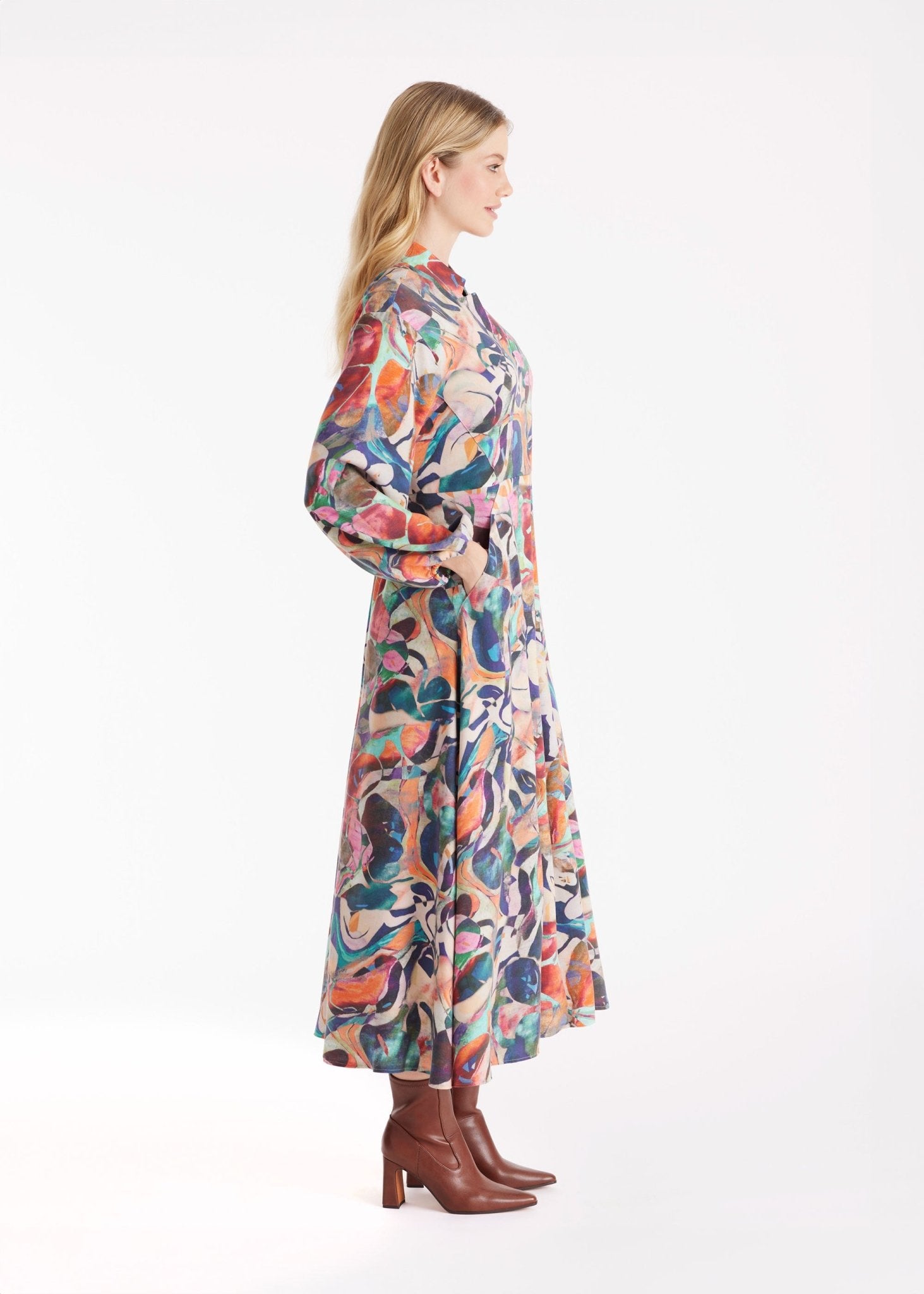 Langes Kleid DYOTI mit langen, weiten Armen, V-Ausschnitt und mehrfarbigem Muster