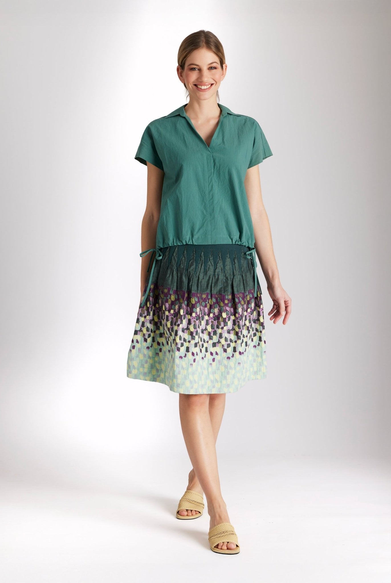 Bluse BLUFFIE mit Kragen und V-Ausschnitt, kurzen Ärmeln und Tunnelzug am Saum in Grün