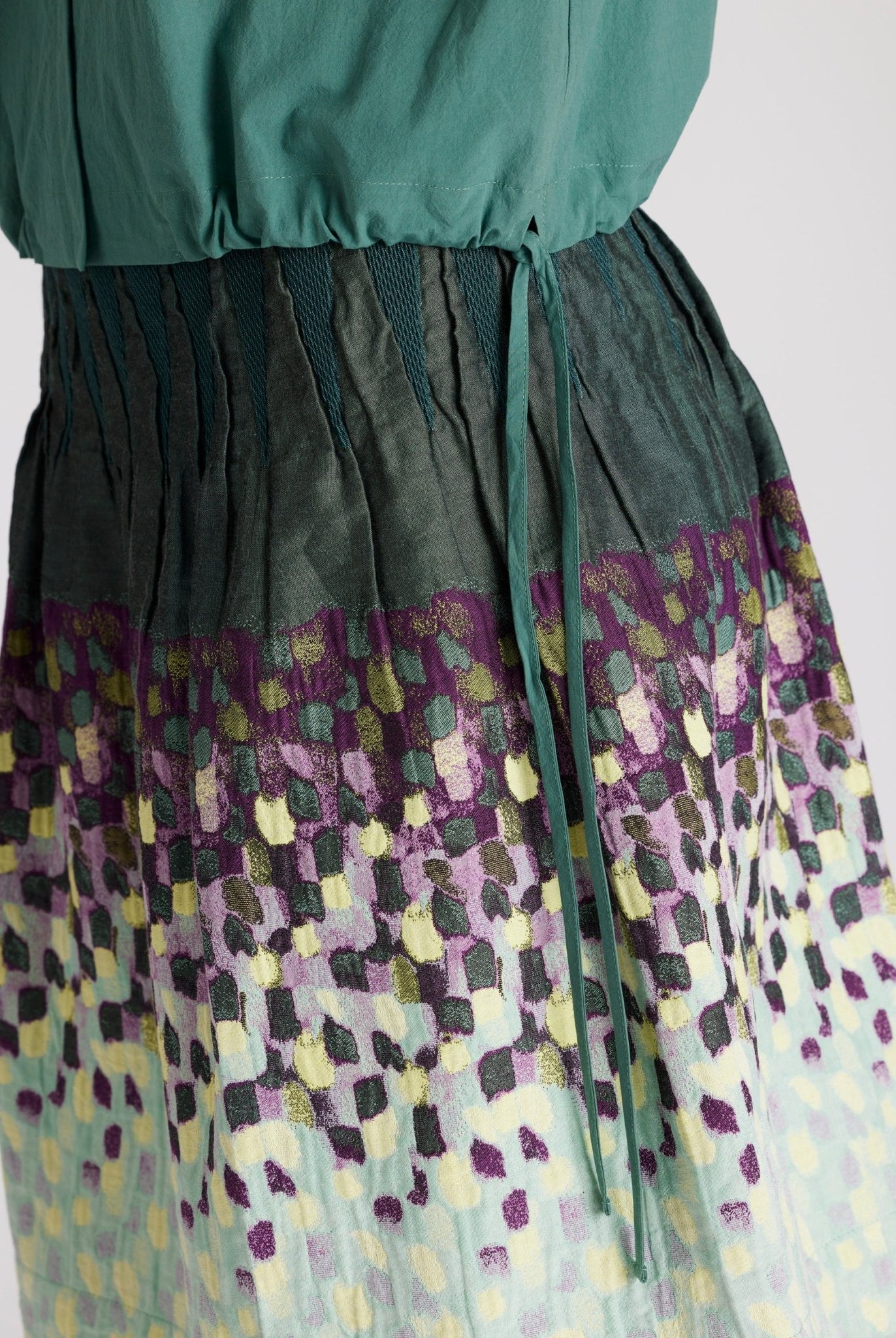 Bluse BLUFFIE mit Kragen und V-Ausschnitt, kurzen Ärmeln und Tunnelzug am Saum in Grün