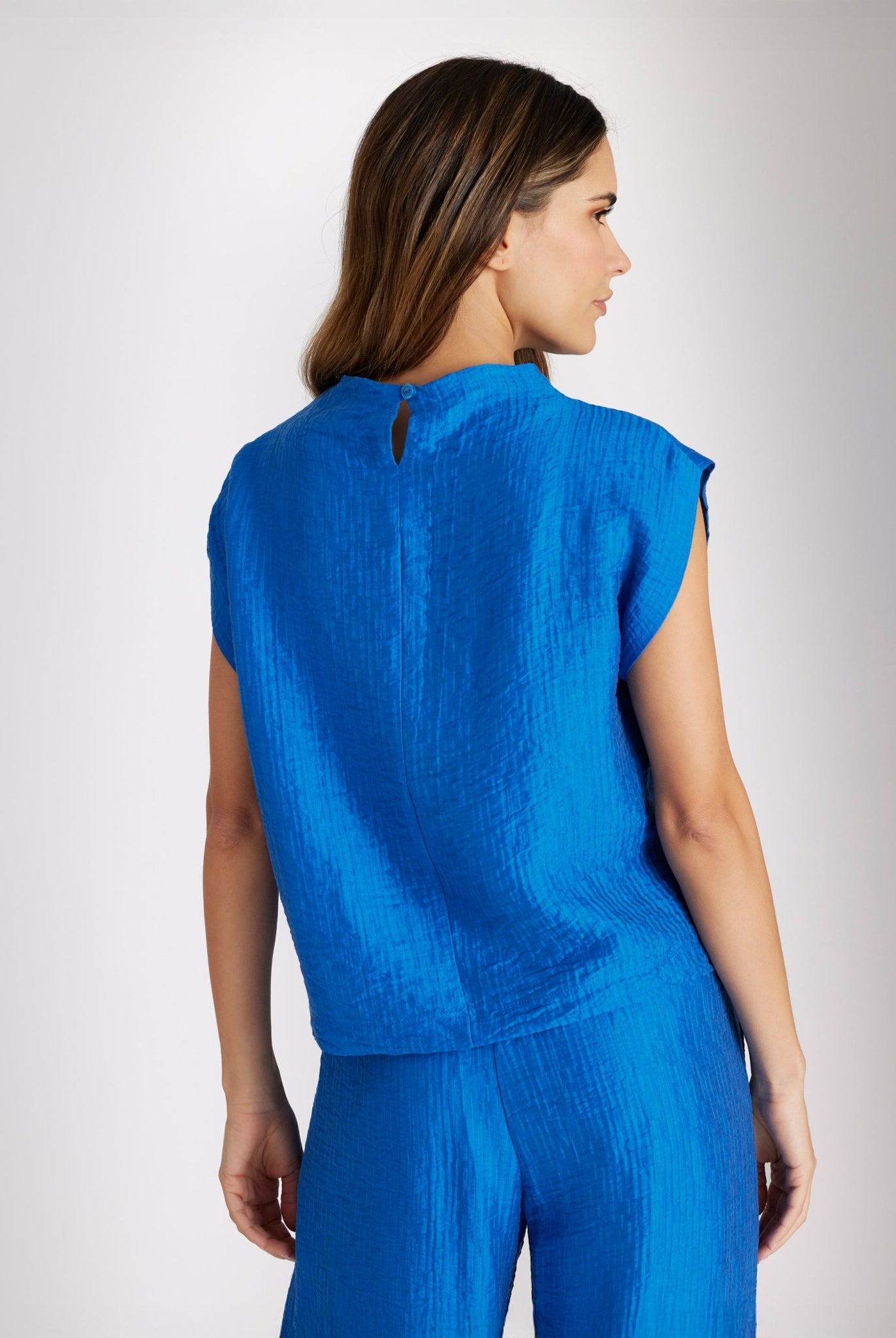 Legere Bluse NATRONI mit raffiniertem Kragen und kurzen Ärmeln in Blau