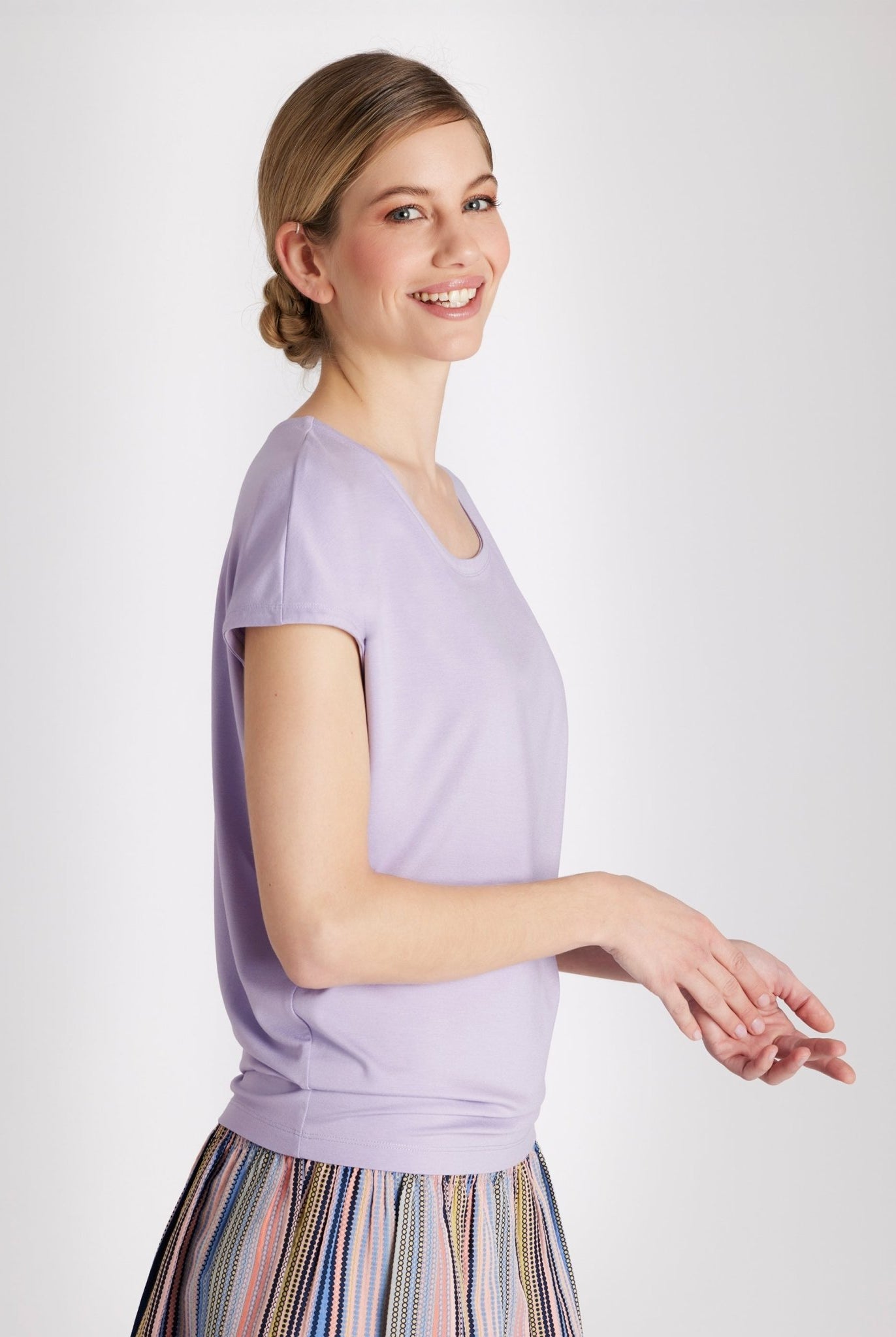 Legeres Shirt CIKUNA mit Rundhals und kurzen, überschnittenen Ärmeln in Flieder