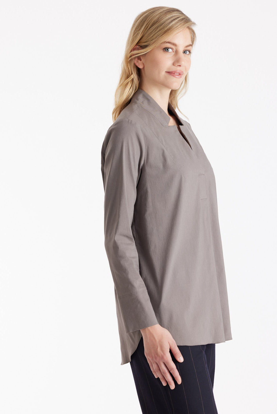 Lange Hemdbluse BABLUE mit kleinem Stehkragen, V-Ausschnitt, langen Armen und Falte vorn in Grau