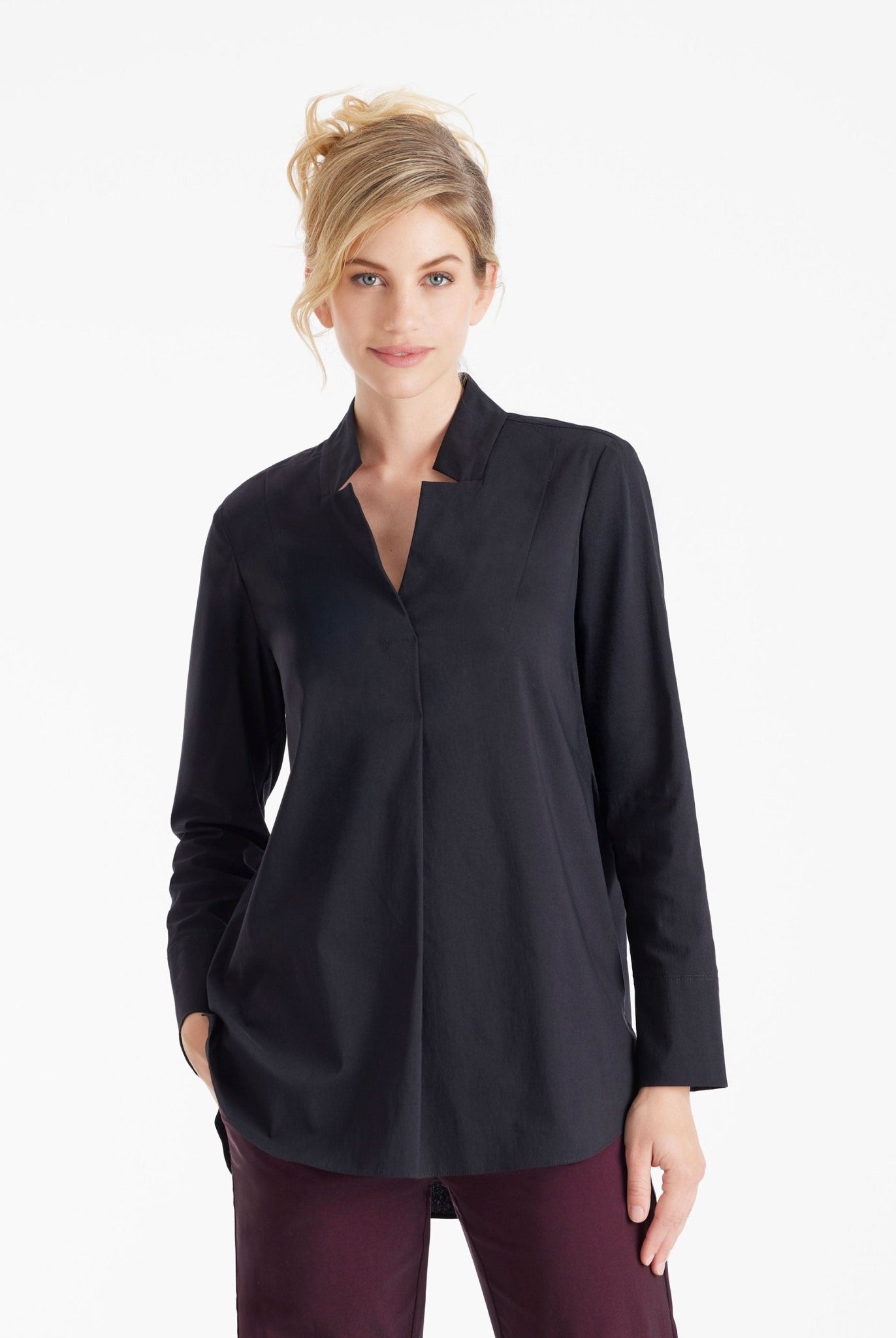 Lange Hemdbluse BABLUE mit kleinem Stehkragen, V-Ausschnitt, langen Armen und Falte vorn in Schwarz