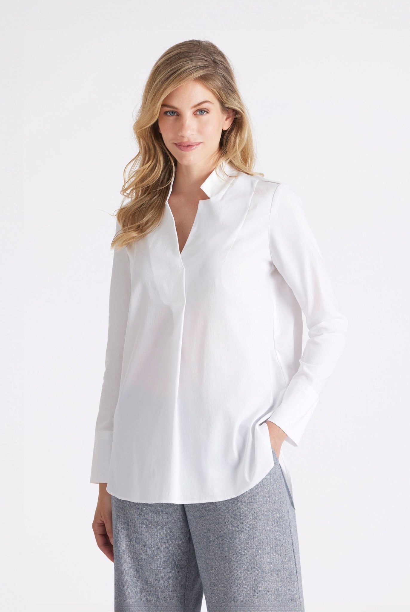 Lange Hemdbluse BABLUE mit kleinem Stehkragen, V-Ausschnitt, langen Armen und Falte vorn in Weiß