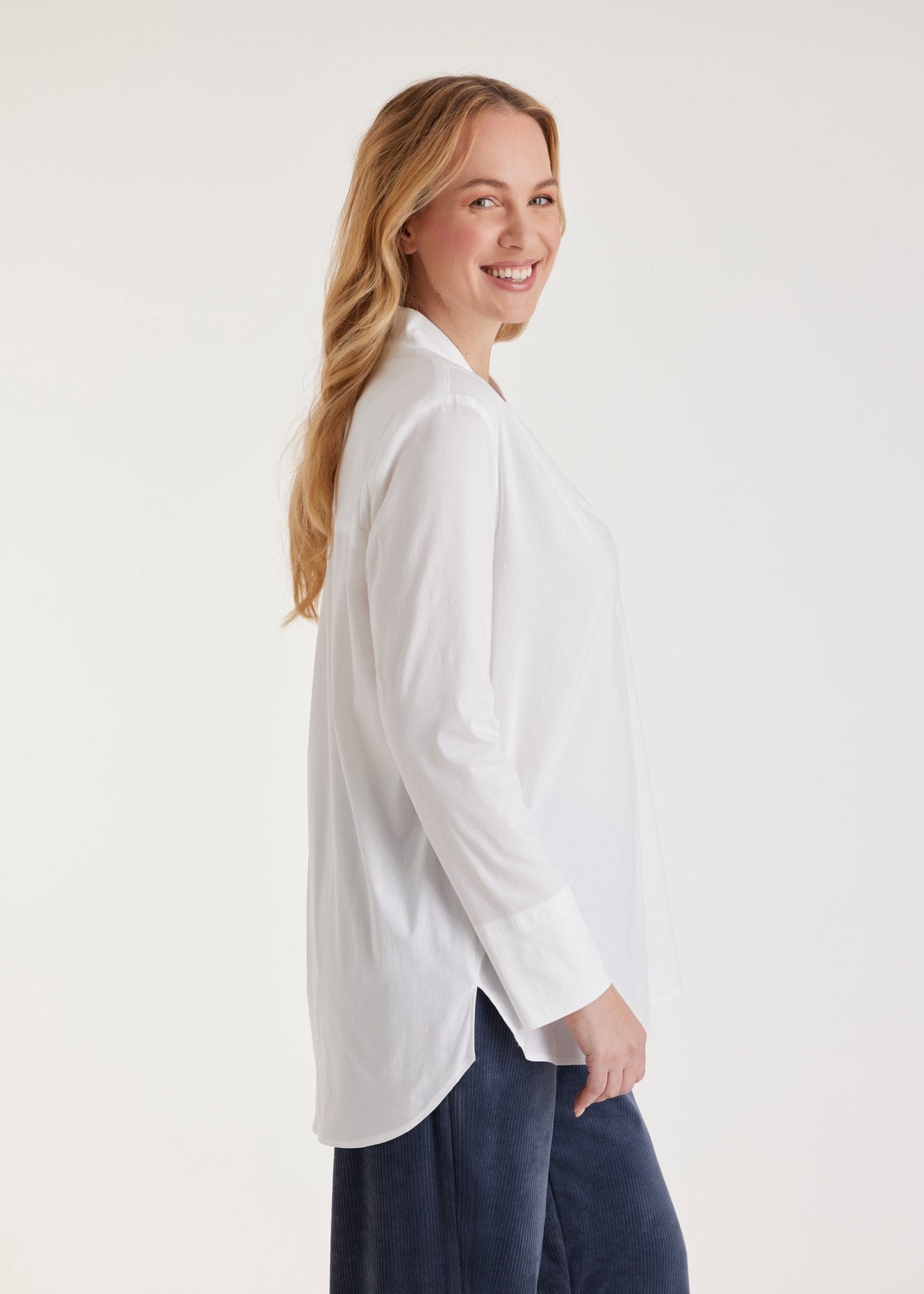 Lange Hemdbluse BABLUE mit kleinem Stehkragen, V-Ausschnitt, langen Armen und Falte vorn in Weiß