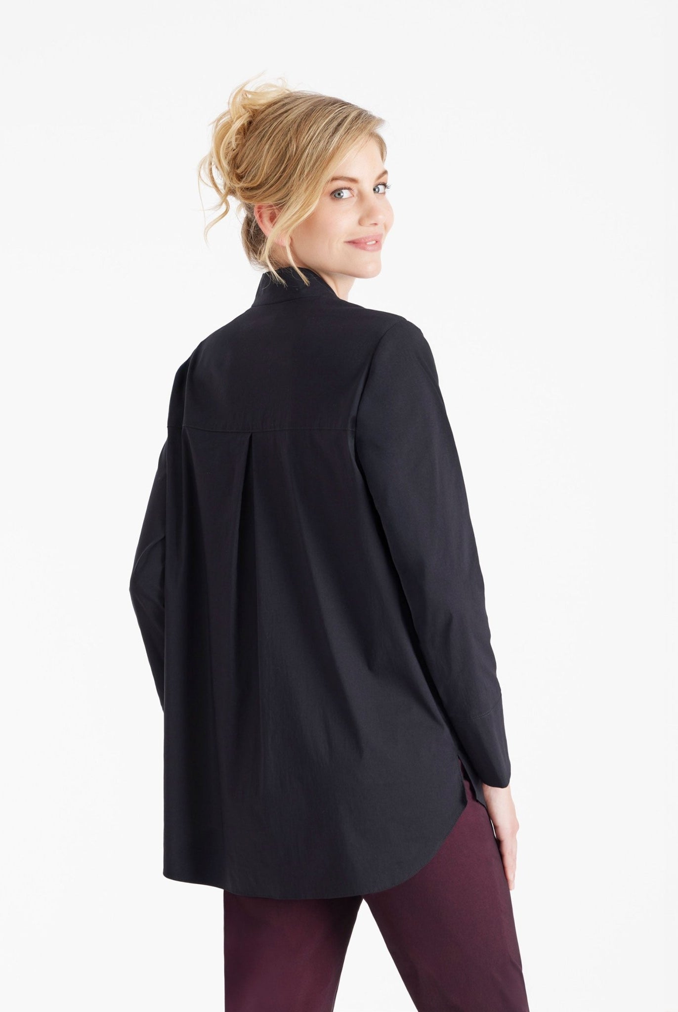 Lange Hemdbluse BABLUE mit kleinem Stehkragen, V-Ausschnitt, langen Armen und Falte vorn in Schwarz