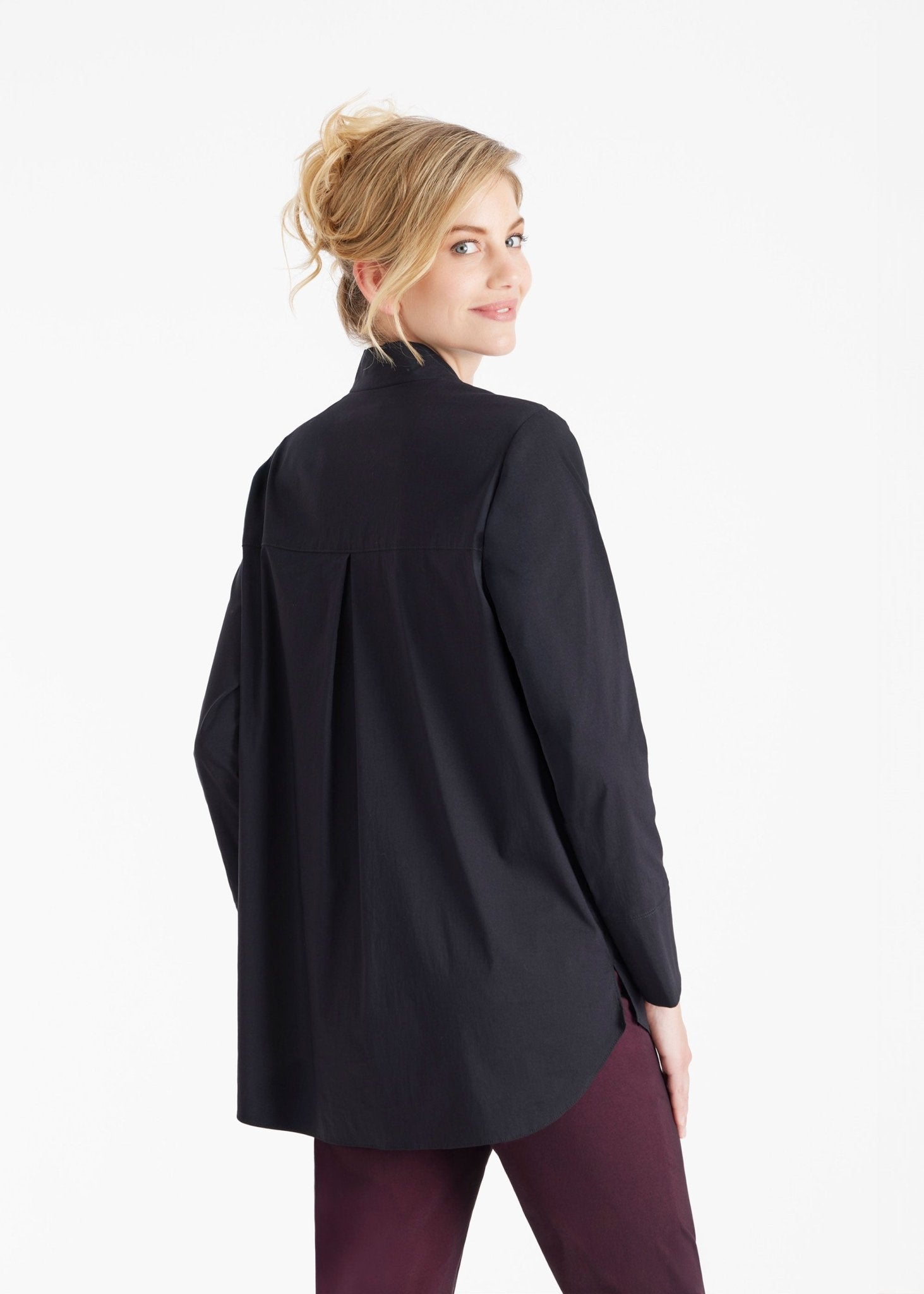 Lange Hemdbluse BABLUE mit kleinem Stehkragen, V-Ausschnitt, langen Armen und Falte vorn in Schwarz