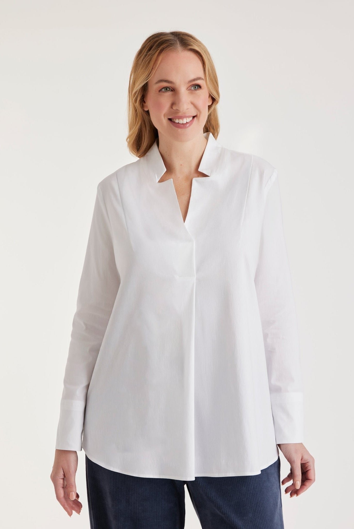 Lange Hemdbluse BABLUE mit kleinem Stehkragen, V-Ausschnitt, langen Armen und Falte vorn in Weiß