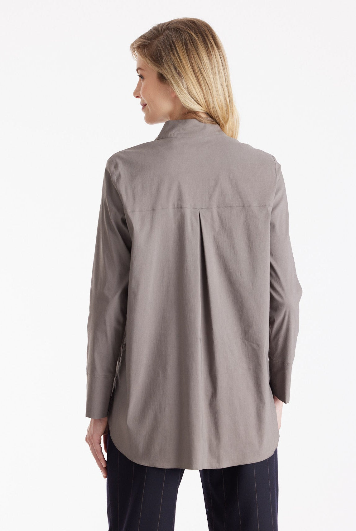 Lange Hemdbluse BABLUE mit kleinem Stehkragen, V-Ausschnitt, langen Armen und Falte vorn in Grau