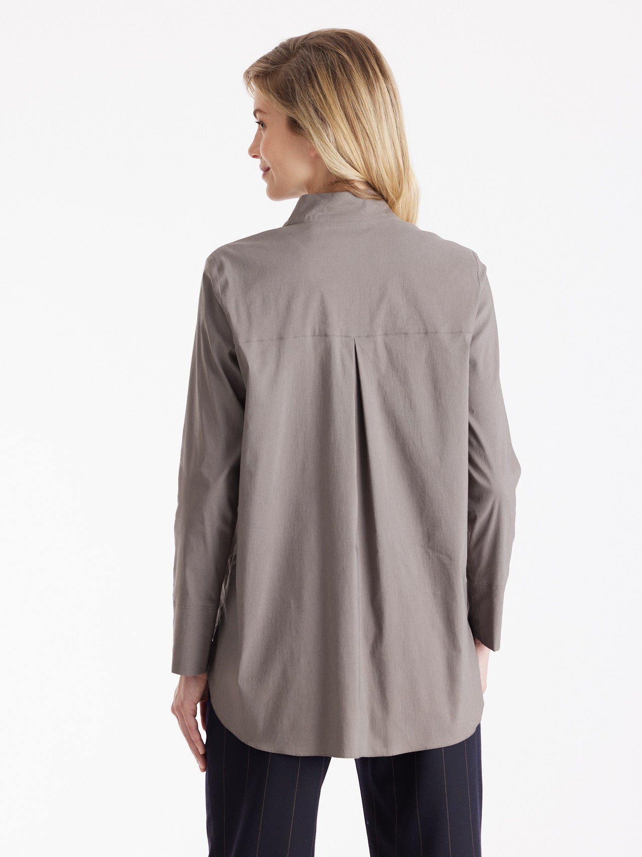 Lange Hemdbluse BABLUE mit kleinem Stehkragen, V-Ausschnitt, langen Armen und Falte vorn in Grau