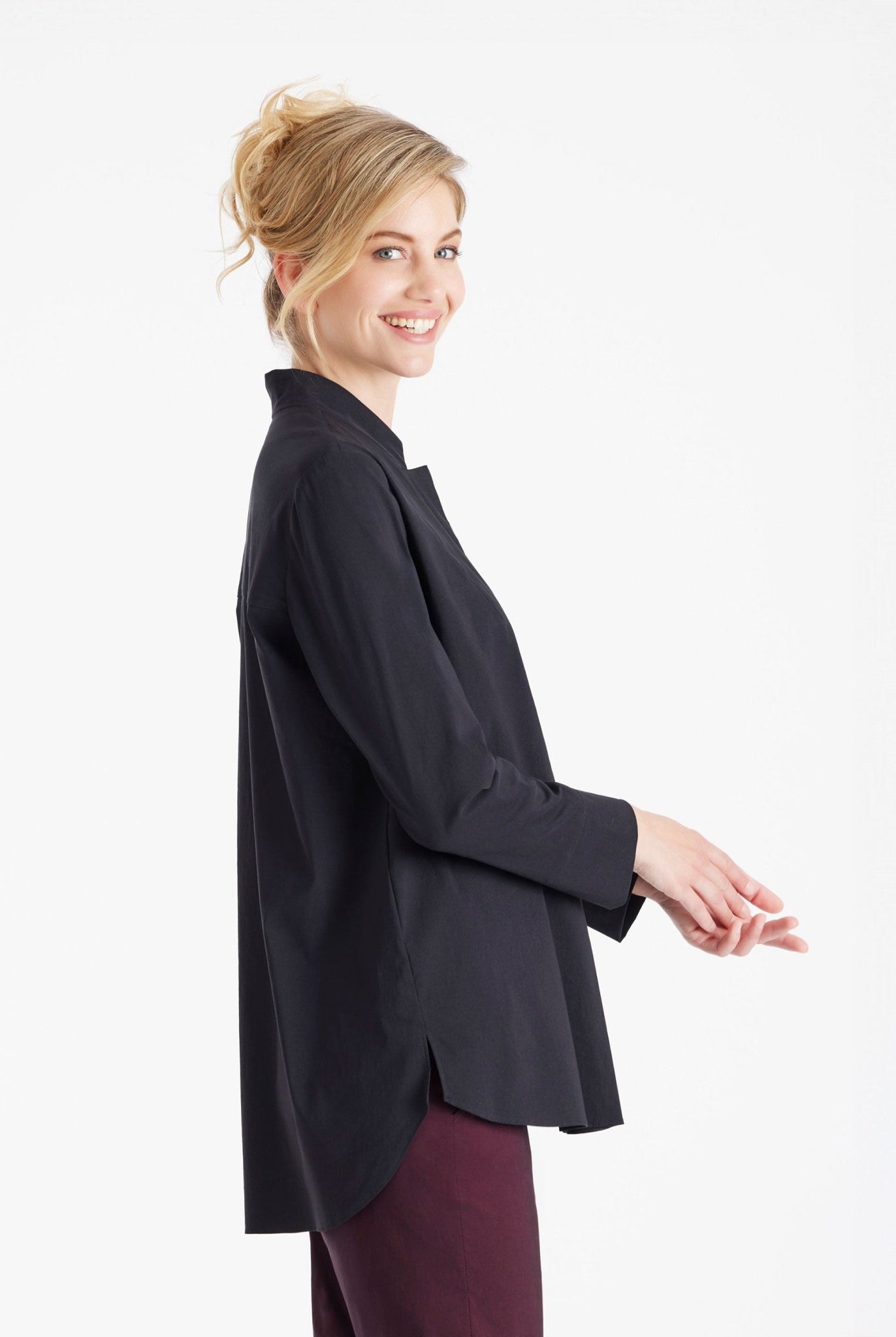 Lange Hemdbluse BABLUE mit kleinem Stehkragen, V-Ausschnitt, langen Armen und Falte vorn in Schwarz