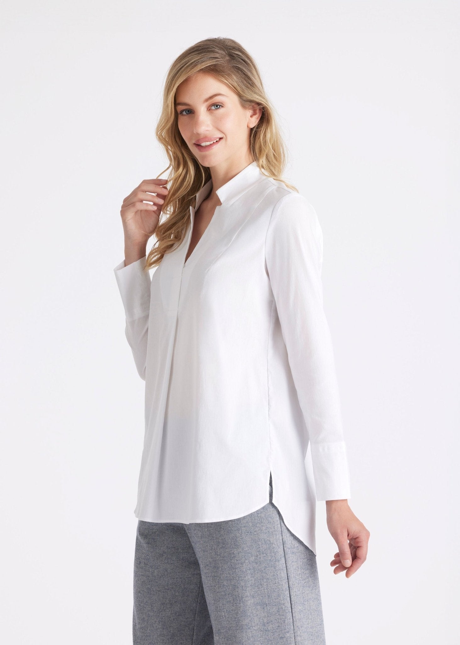 Lange Hemdbluse BABLUE mit kleinem Stehkragen, V-Ausschnitt, langen Armen und Falte vorn in Weiß