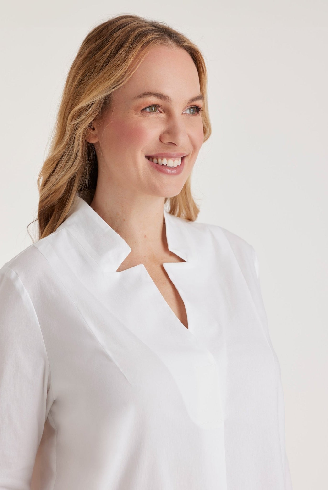 Lange Hemdbluse BABLUE mit kleinem Stehkragen, V-Ausschnitt, langen Armen und Falte vorn in Weiß