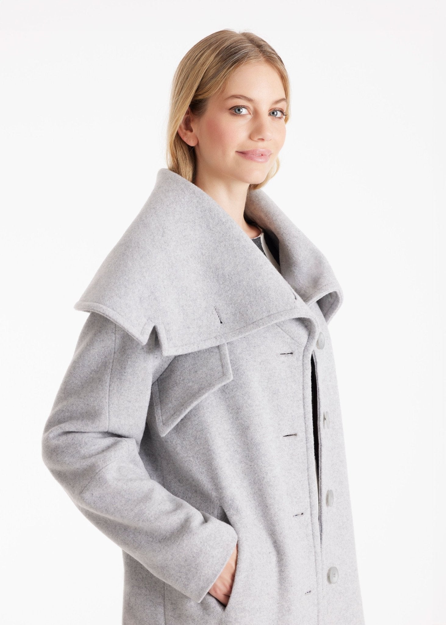 Langer Mantel XANTHIS mit großem Kragen, Knopfleiste und Bindegürtel in Hellgrau