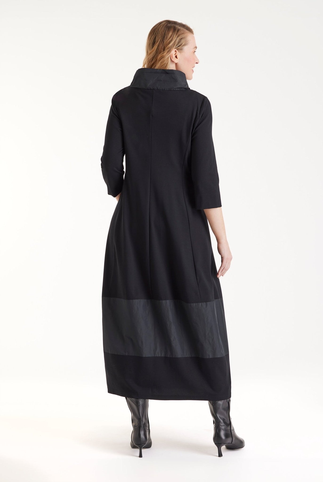 Kleid GIROBO in Midi-Länge mit Stehkragen, langen Armen und leichter O-Form in Schwarz