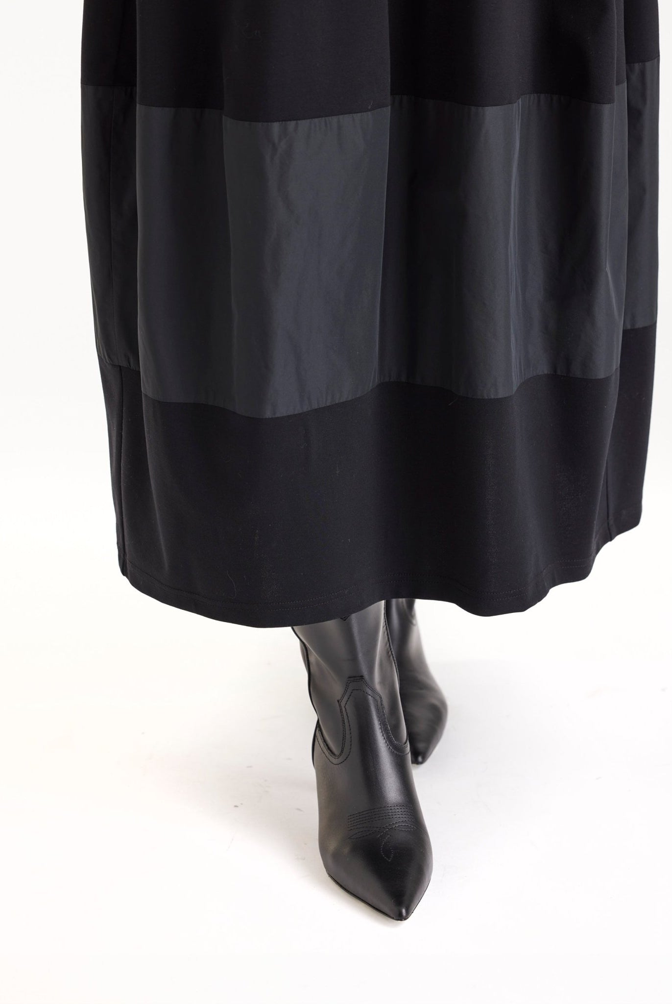 Kleid GIROBO in Midi-Länge mit Stehkragen, langen Armen und leichter O-Form in Schwarz