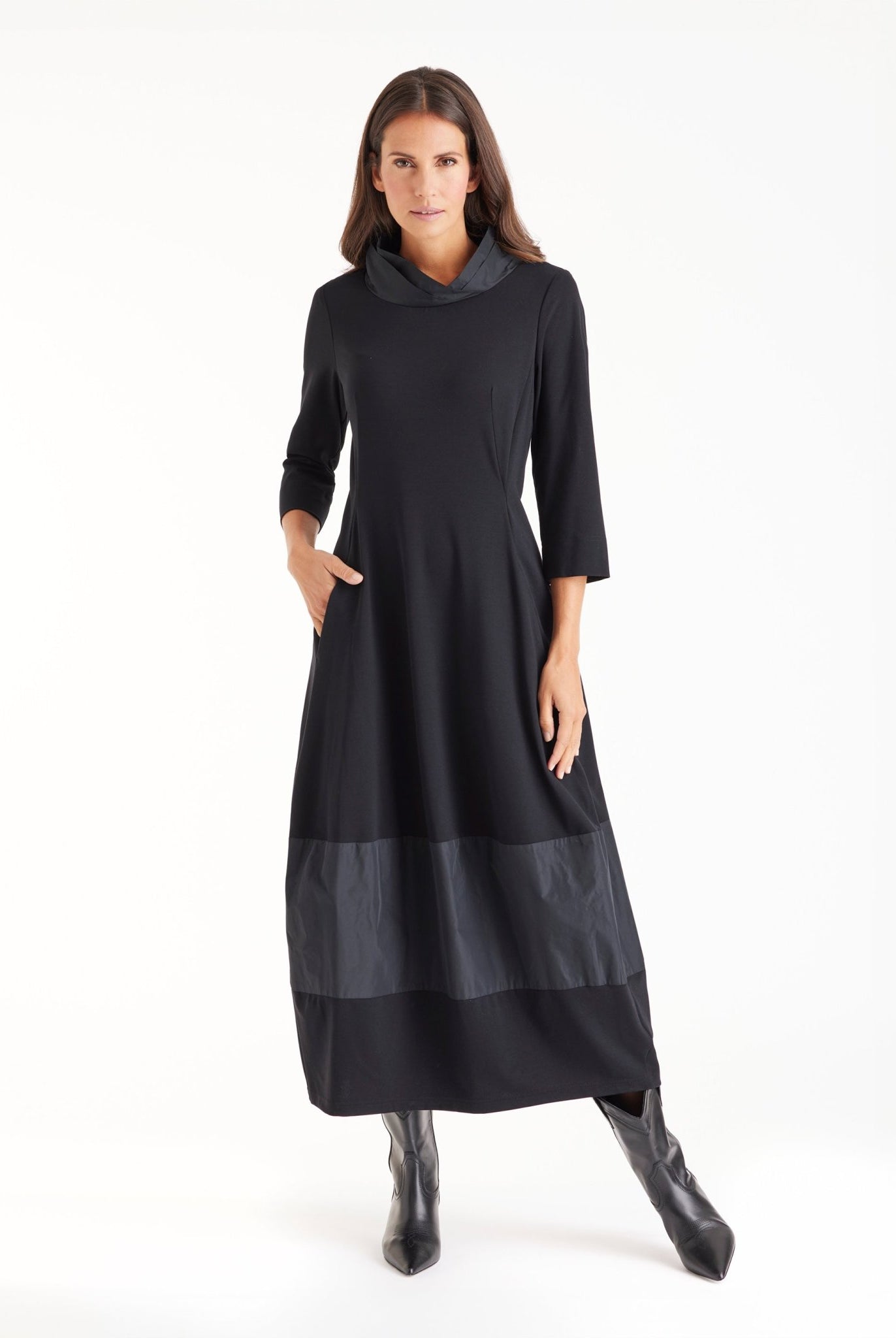 Kleid GIROBO in Midi-Länge mit Stehkragen, langen Armen und leichter O-Form in Schwarz