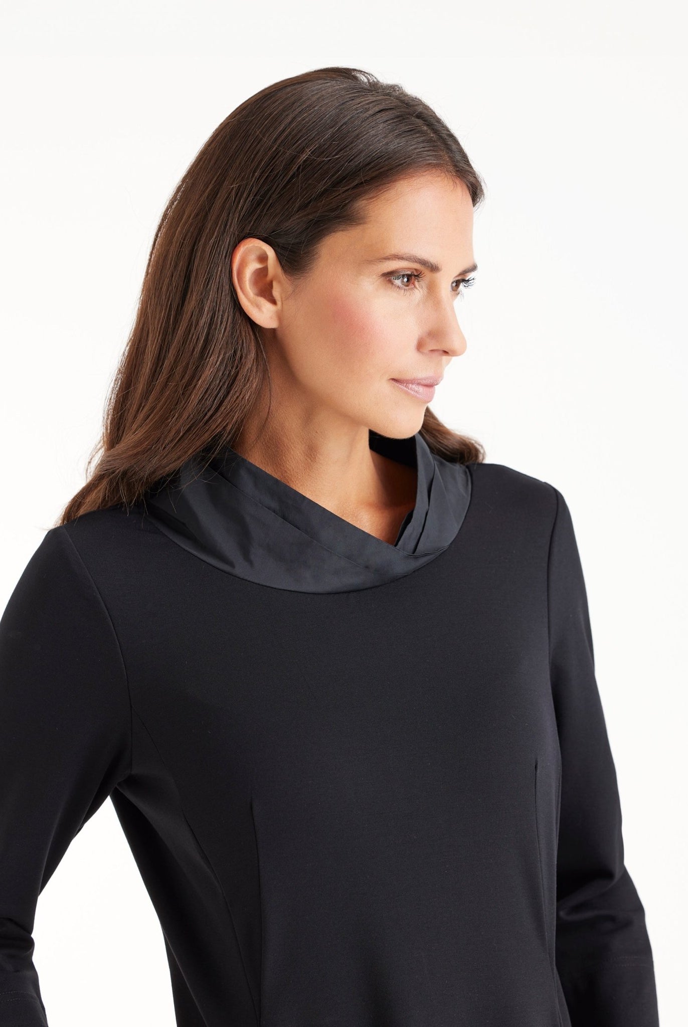 Kleid GIROBO in Midi-Länge mit Stehkragen, langen Armen und leichter O-Form in Schwarz