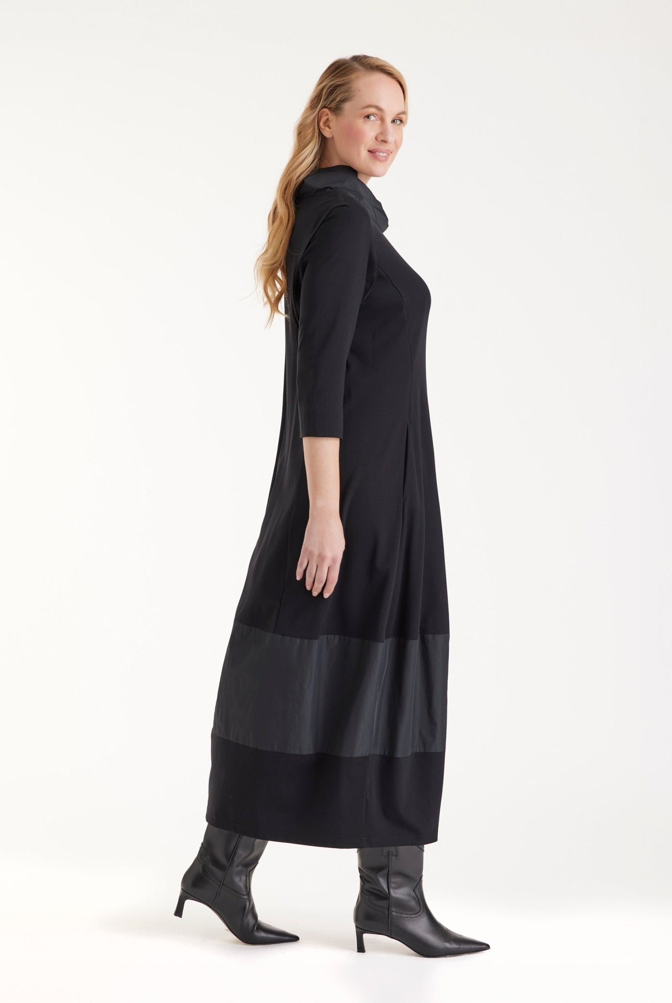 Kleid GIROBO in Midi-Länge mit Stehkragen, langen Armen und leichter O-Form in Schwarz