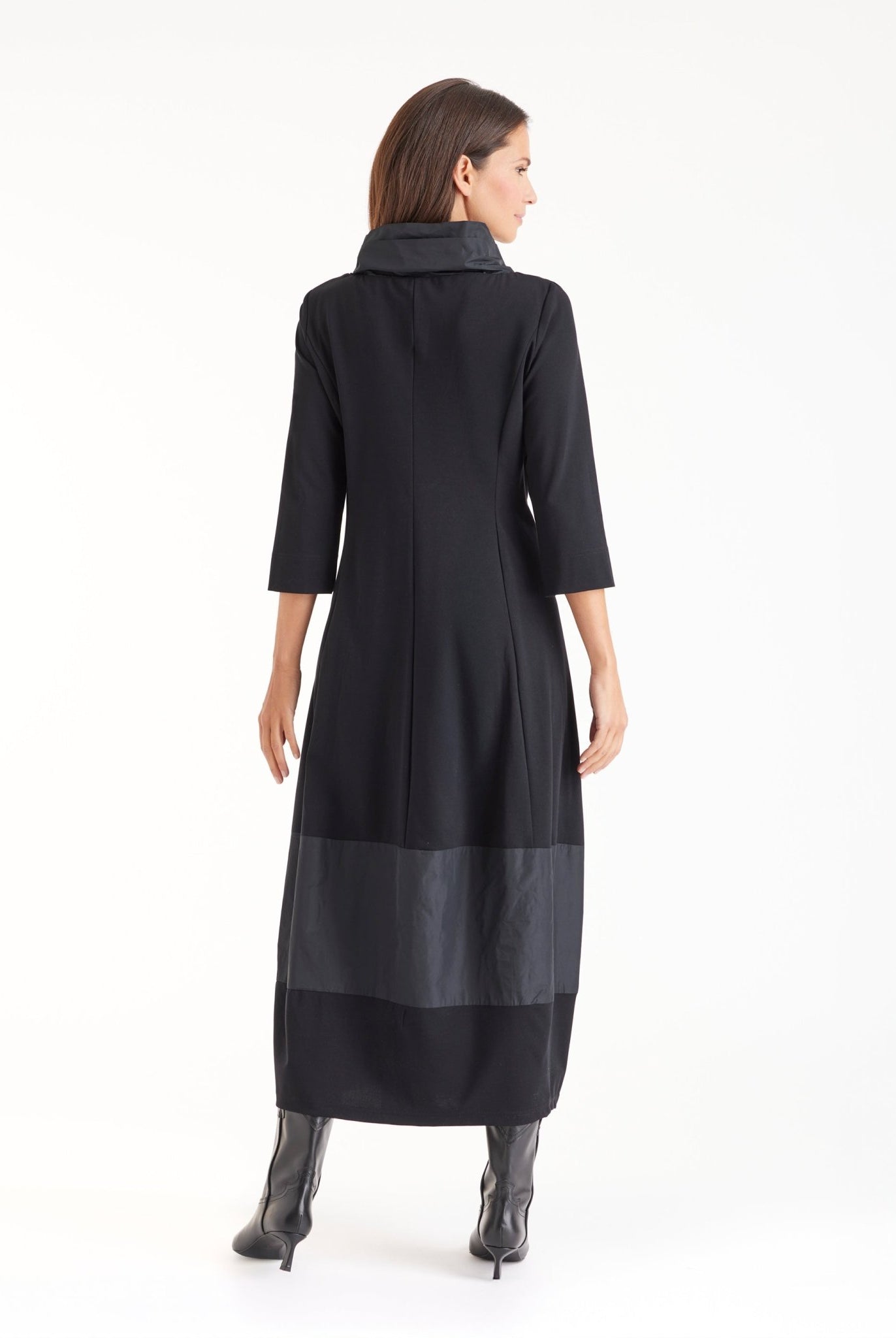 Kleid GIROBO in Midi-Länge mit Stehkragen, langen Armen und leichter O-Form in Schwarz